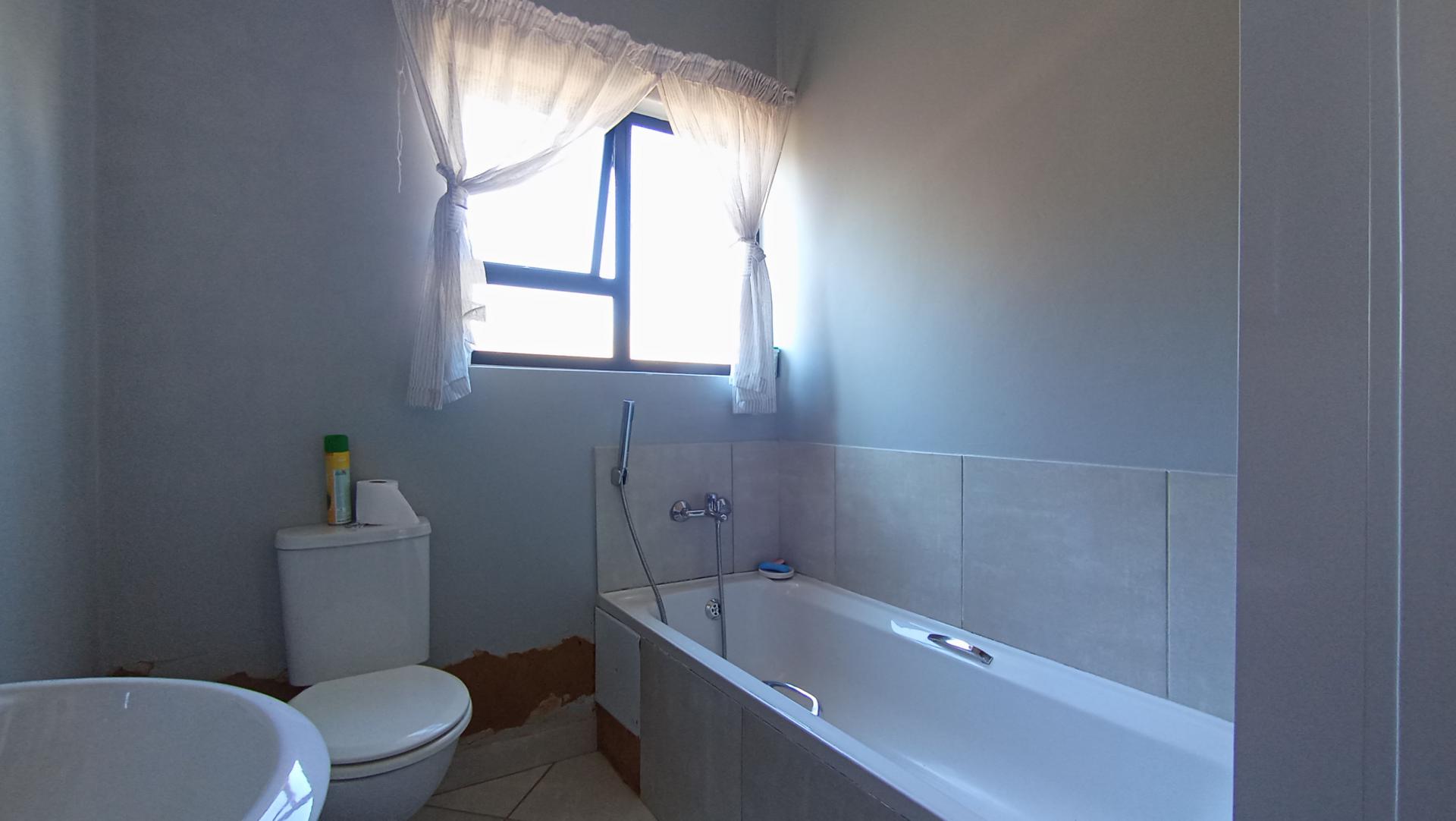 Bathroom 1 - 7 square meters of property in Florida