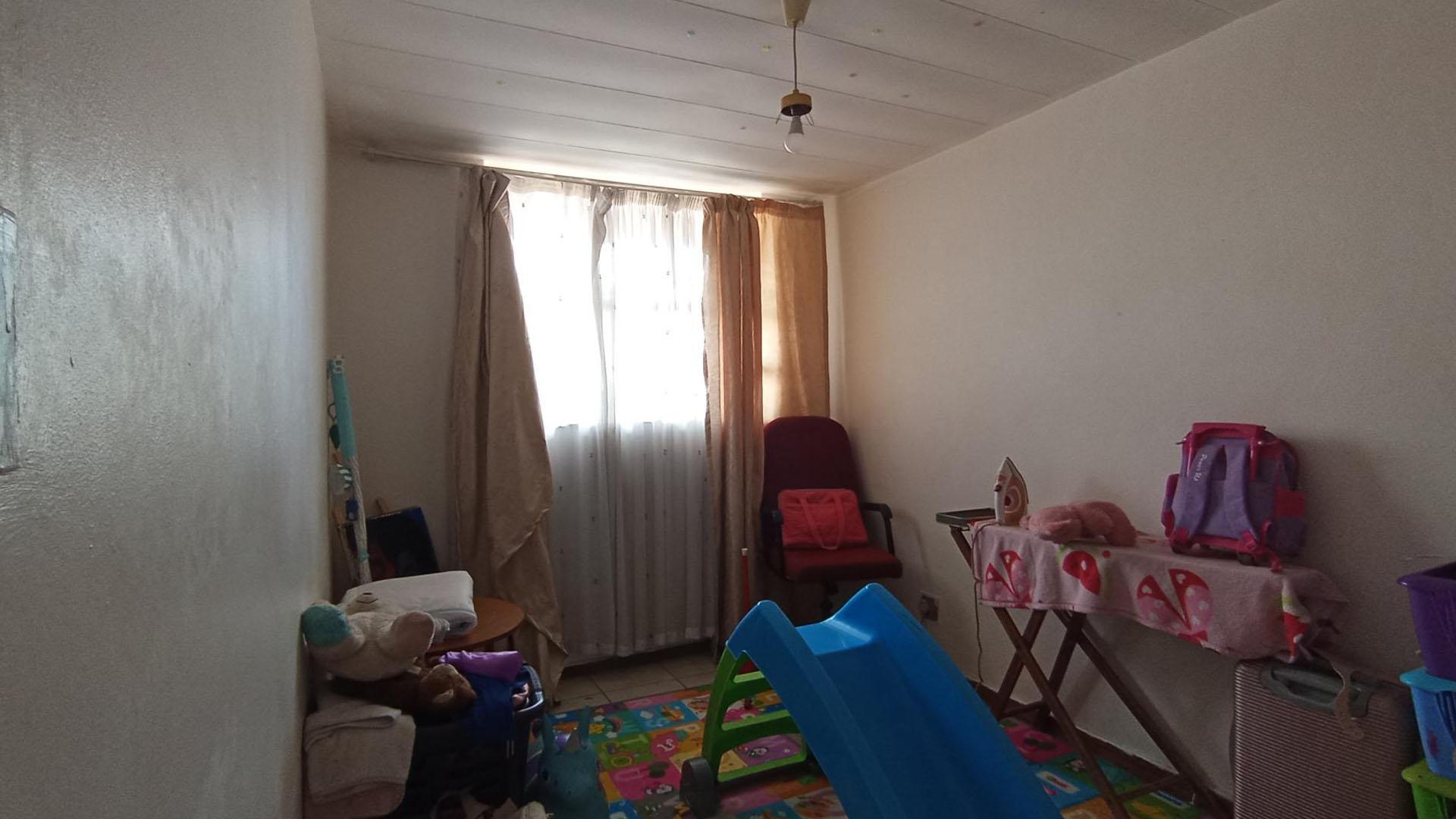 Bed Room 1 - 12 square meters of property in Pretoria Gardens