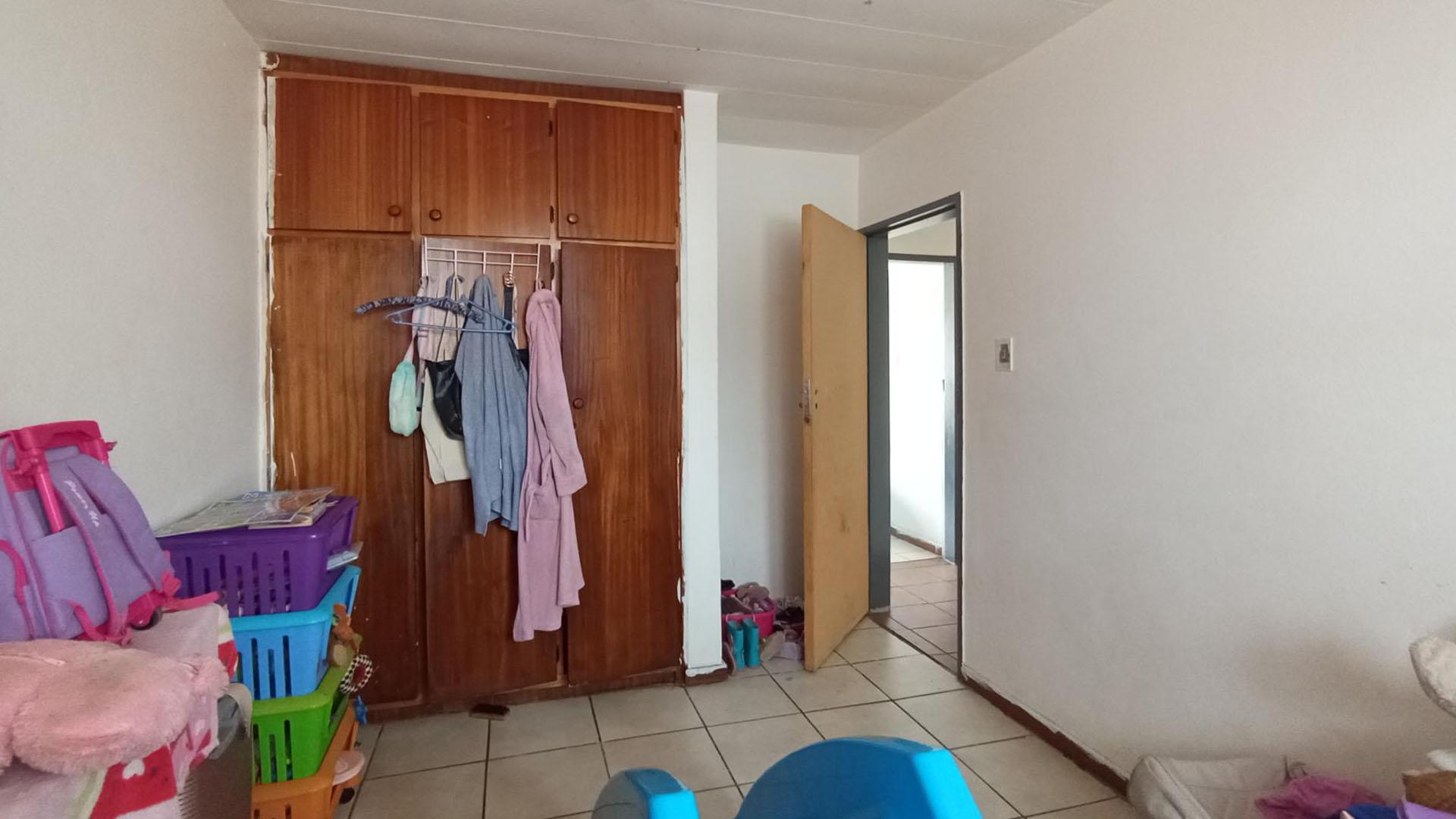 Bed Room 1 - 12 square meters of property in Pretoria Gardens