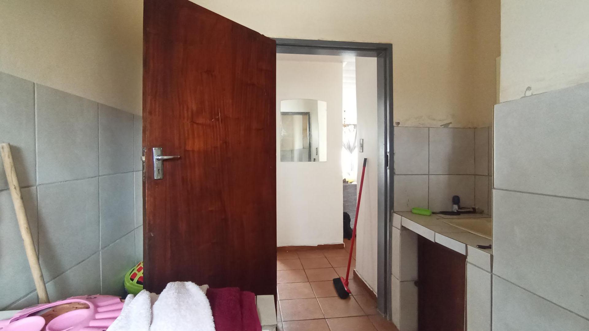 Bathroom 1 - 6 square meters of property in Pretoria Gardens