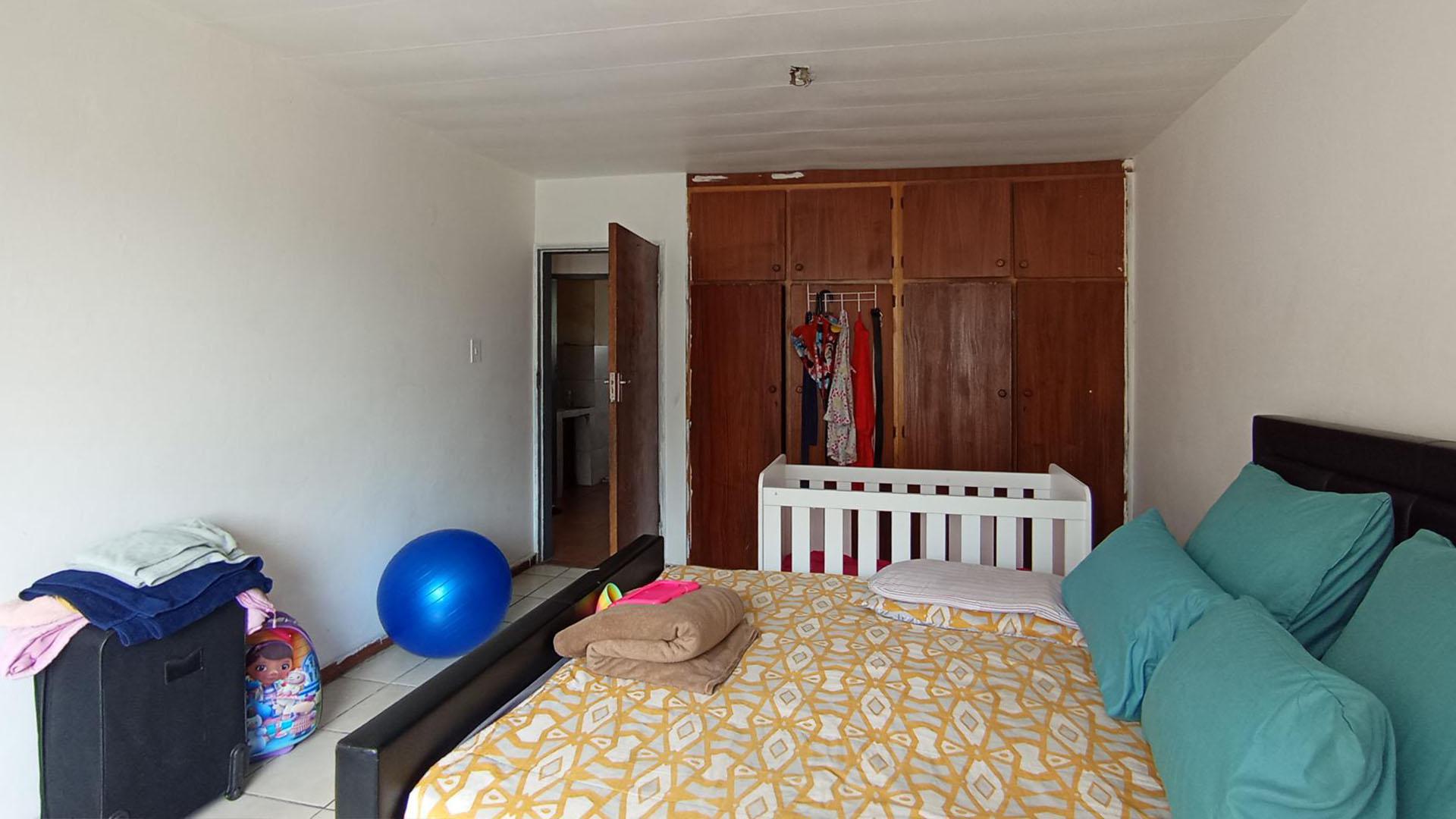 Bed Room 2 - 21 square meters of property in Pretoria Gardens