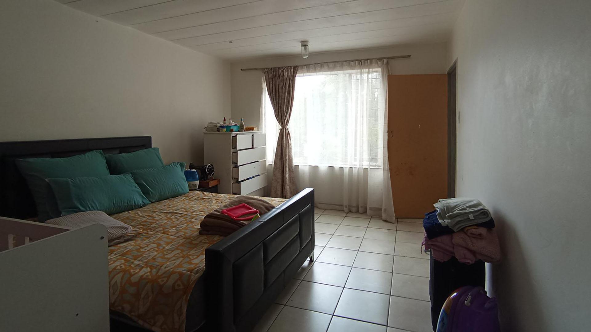 Bed Room 2 - 21 square meters of property in Pretoria Gardens