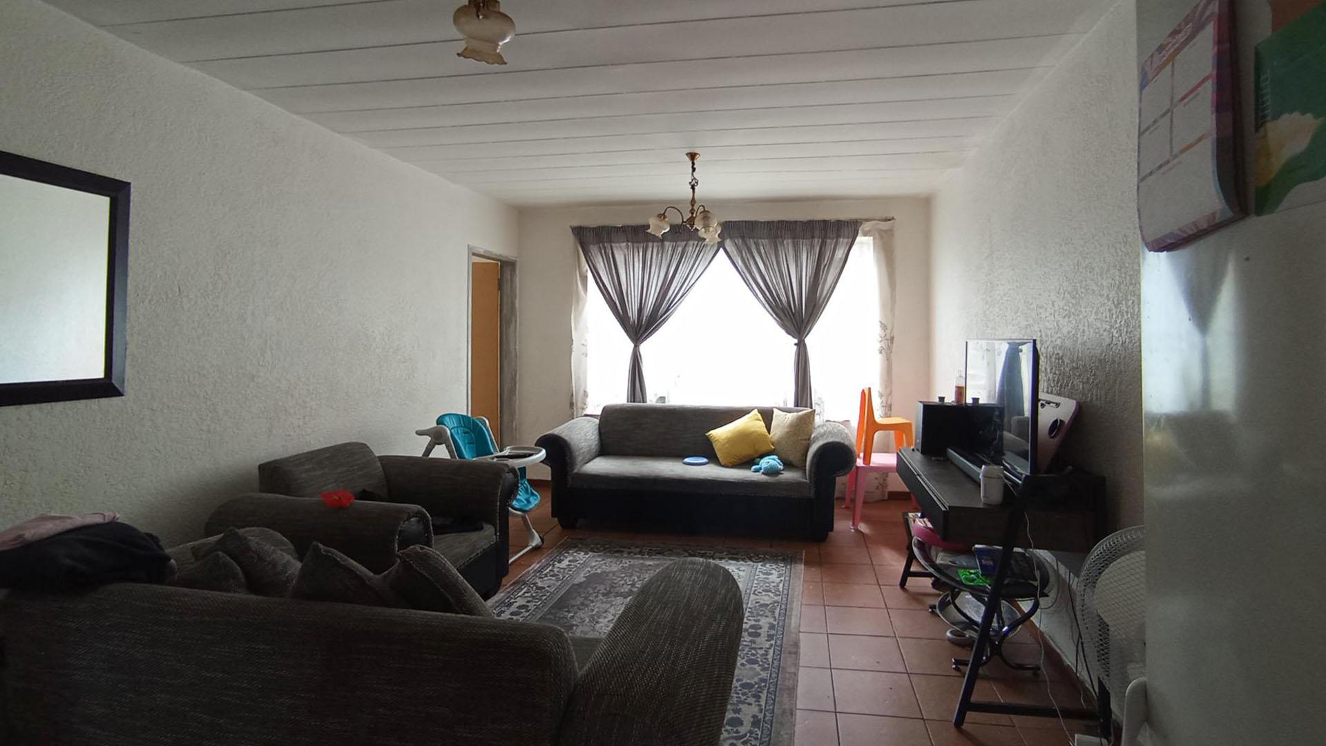 Lounges - 20 square meters of property in Pretoria Gardens