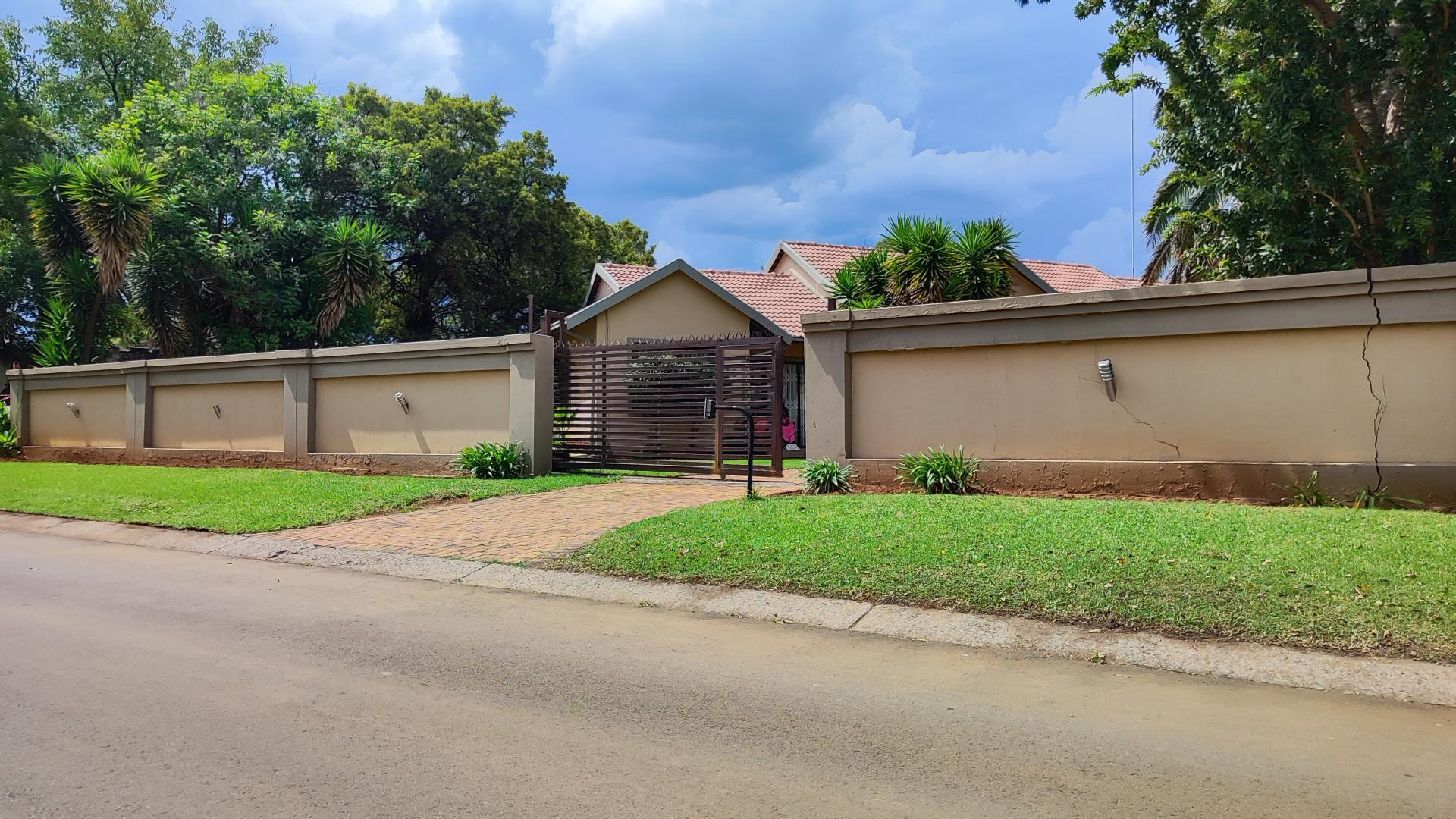 Front View of property in Brackendowns