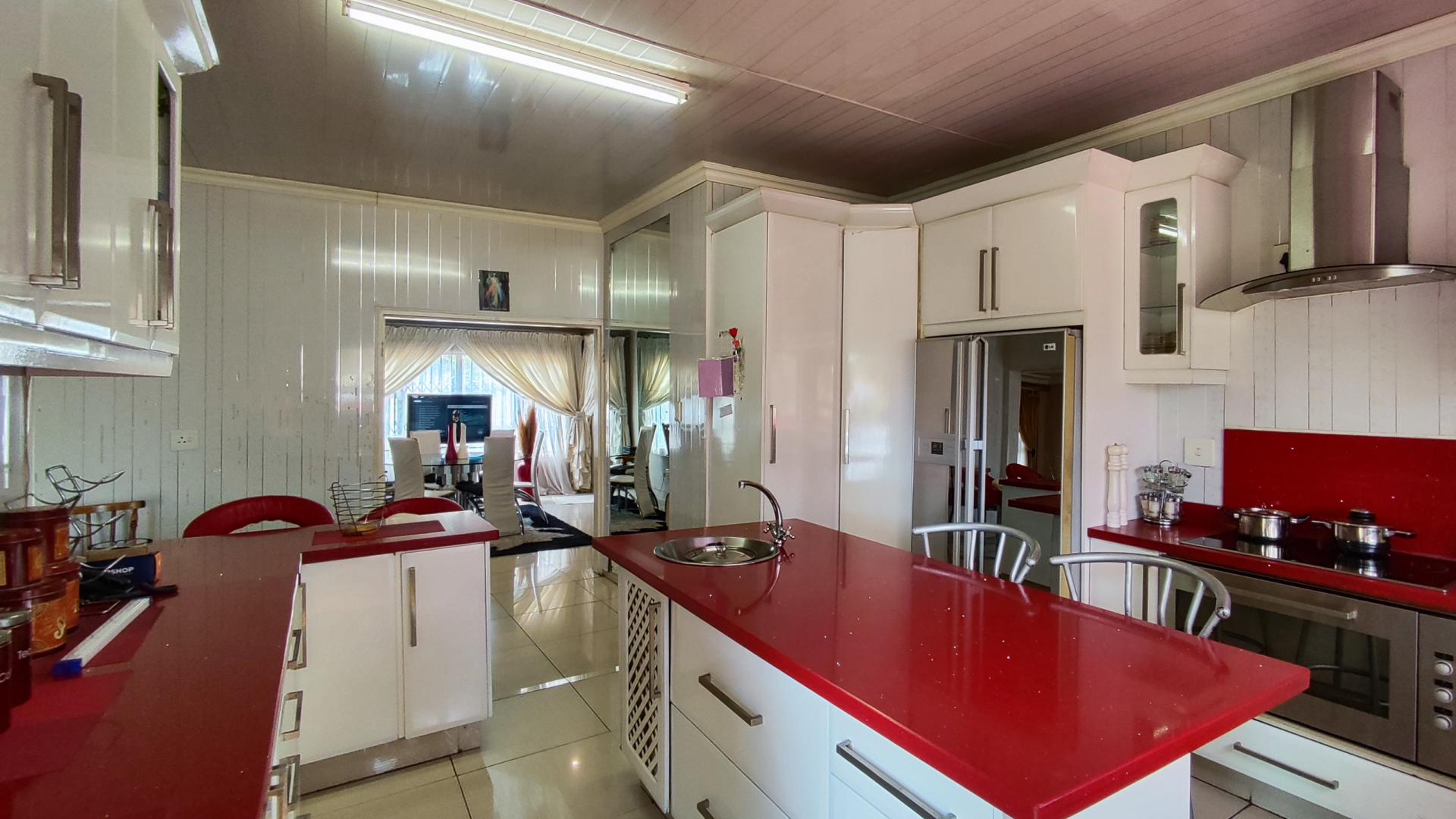 Kitchen - 24 square meters of property in Brackendowns
