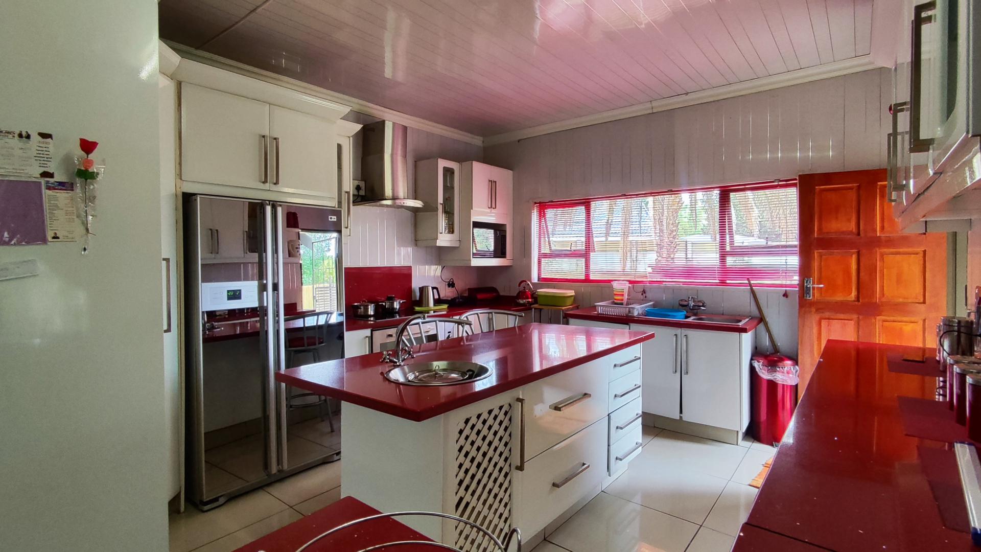 Kitchen - 24 square meters of property in Brackendowns