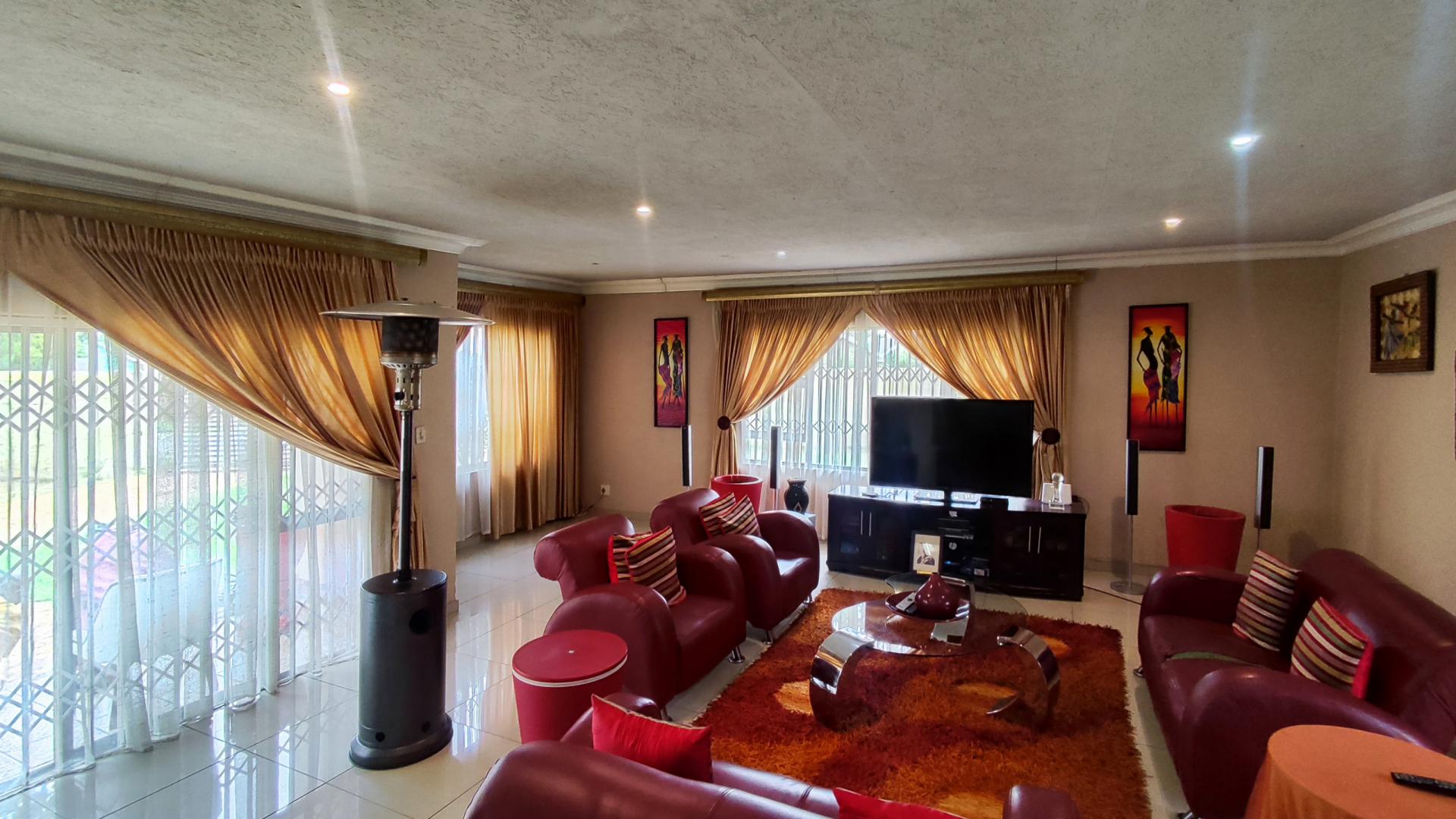 Lounges - 44 square meters of property in Brackendowns