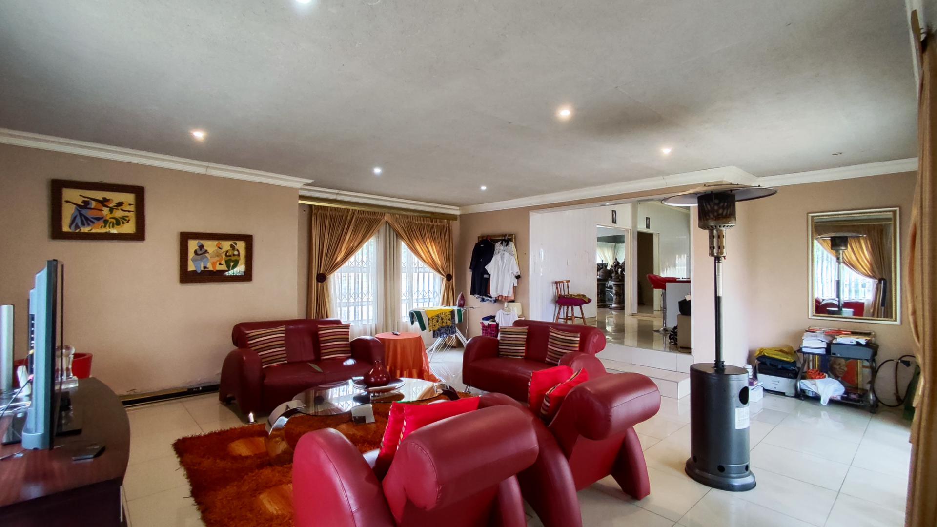 Lounges - 44 square meters of property in Brackendowns