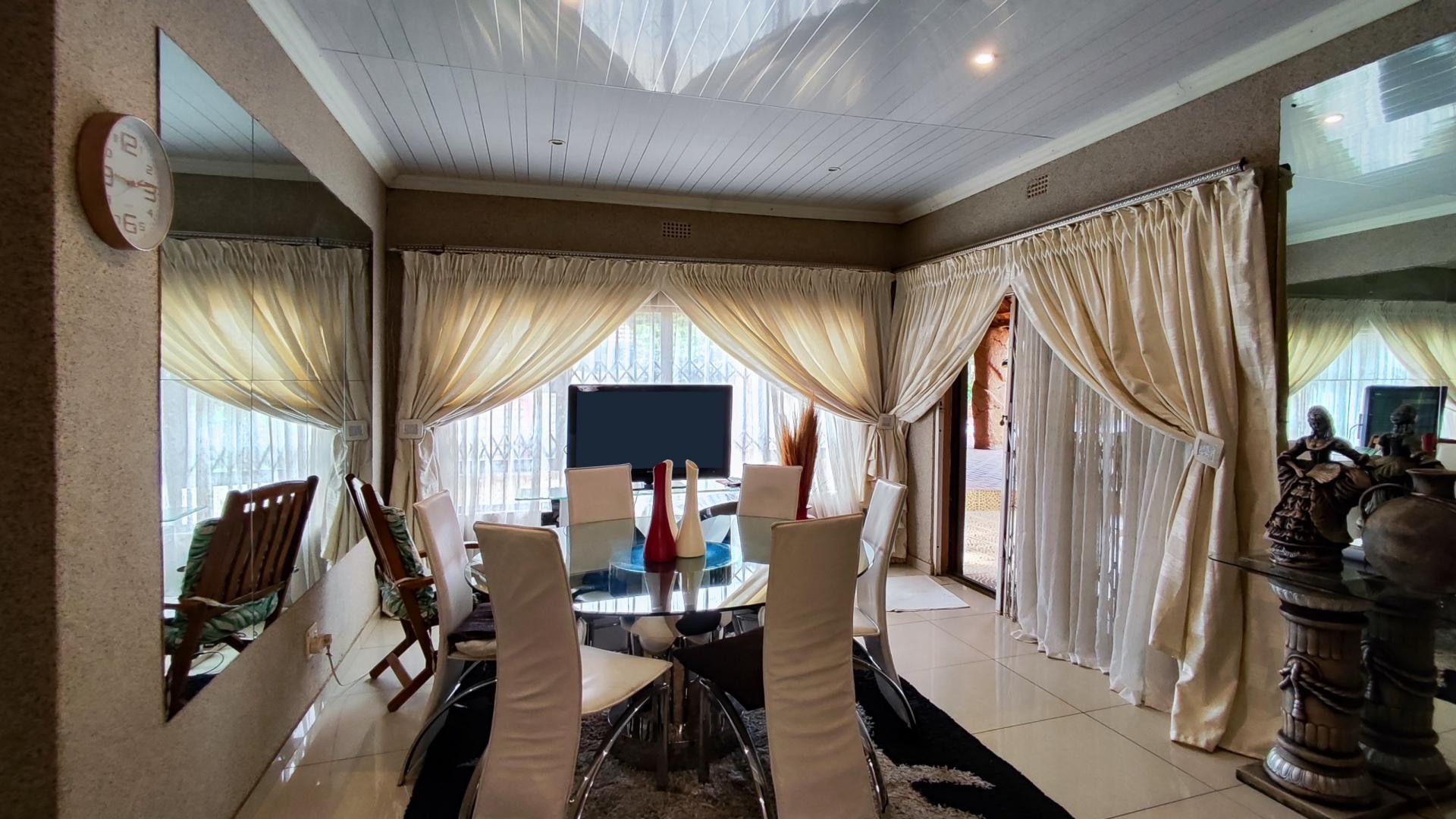 Dining Room - 18 square meters of property in Brackendowns