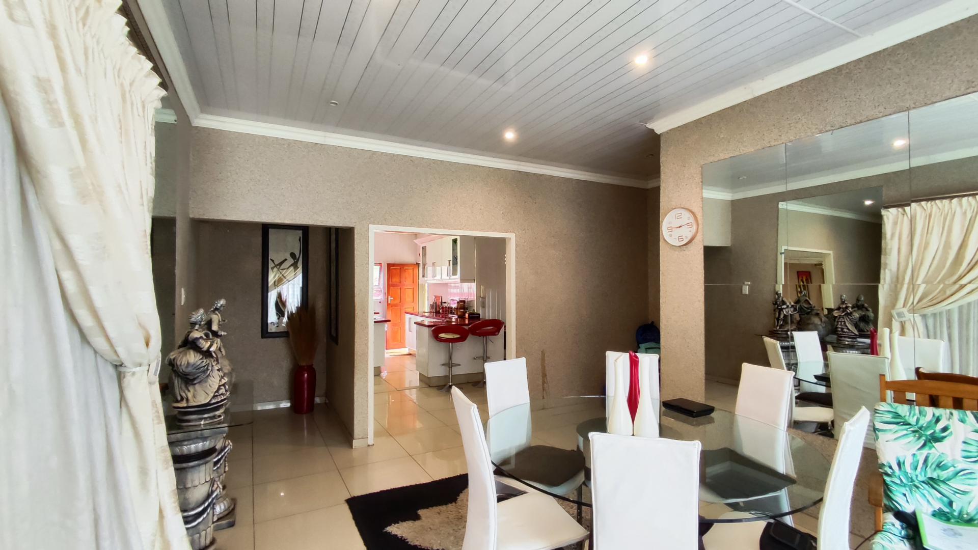 Dining Room - 18 square meters of property in Brackendowns