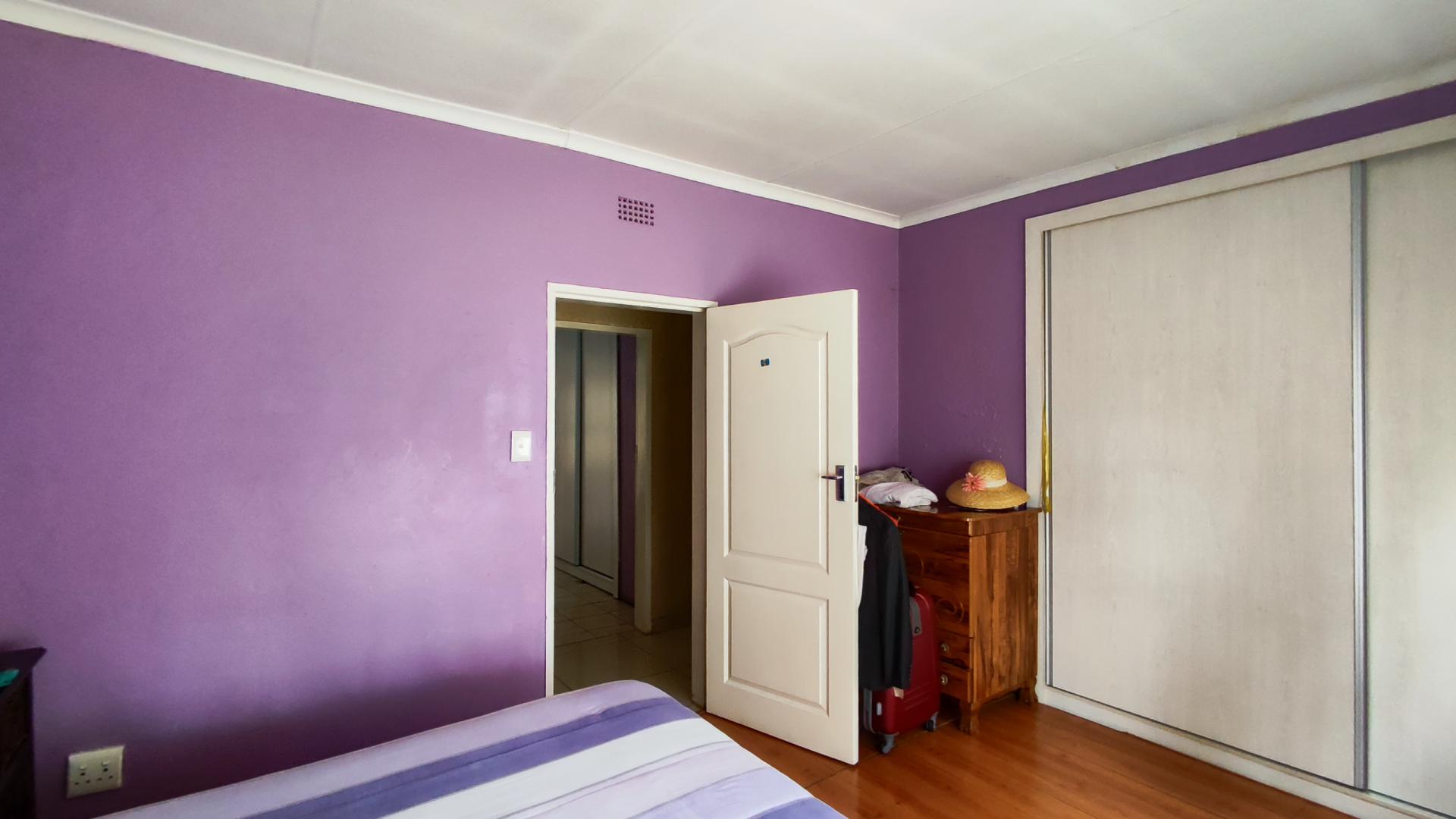 Bed Room 1 - 12 square meters of property in Brackendowns