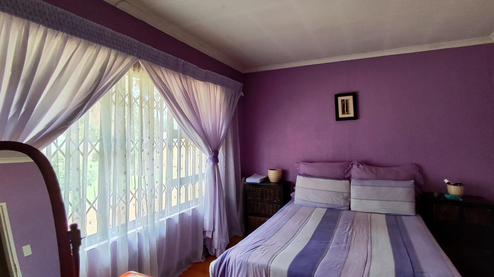 Bed Room 1 - 12 square meters of property in Brackendowns