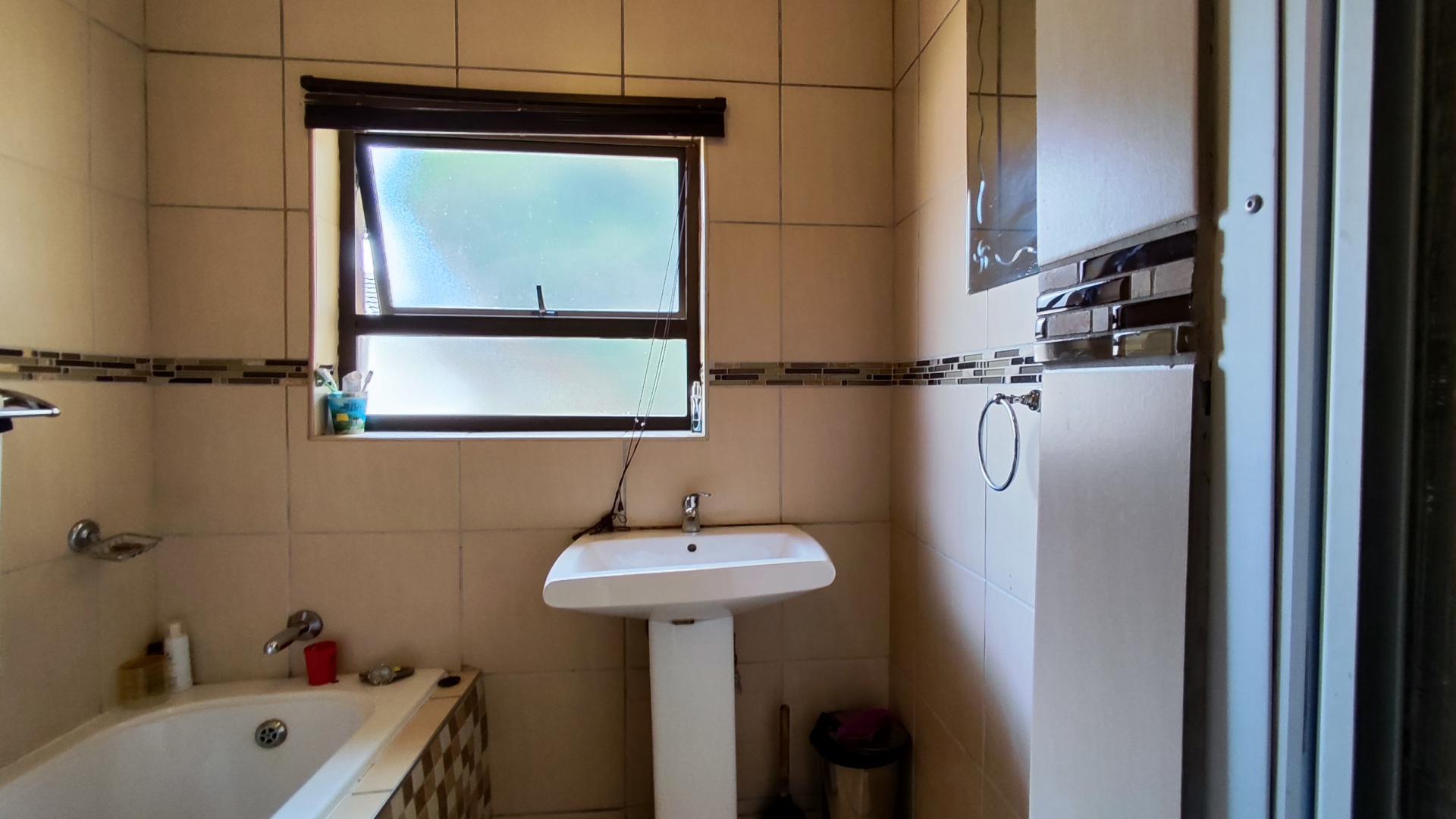 Bathroom 1 - 6 square meters of property in Brackendowns