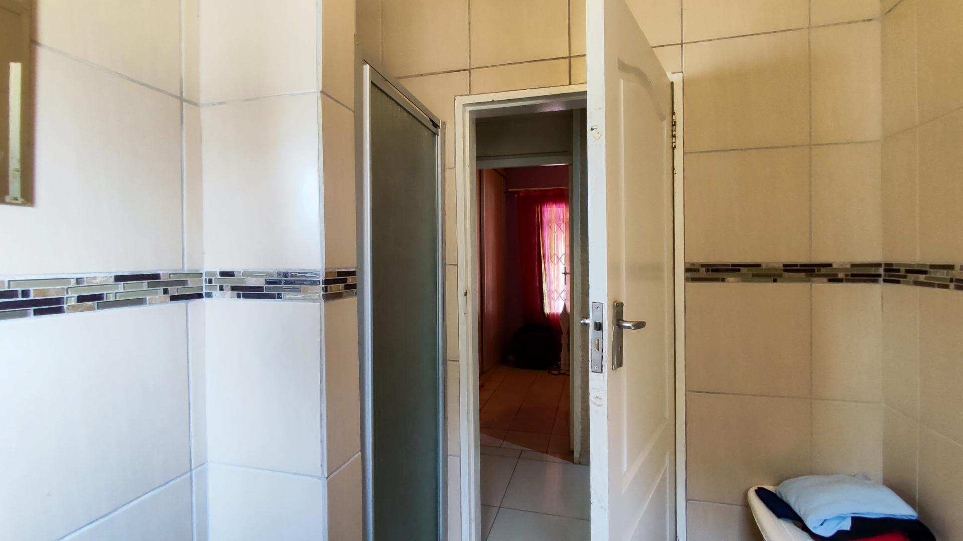 Bathroom 1 - 6 square meters of property in Brackendowns