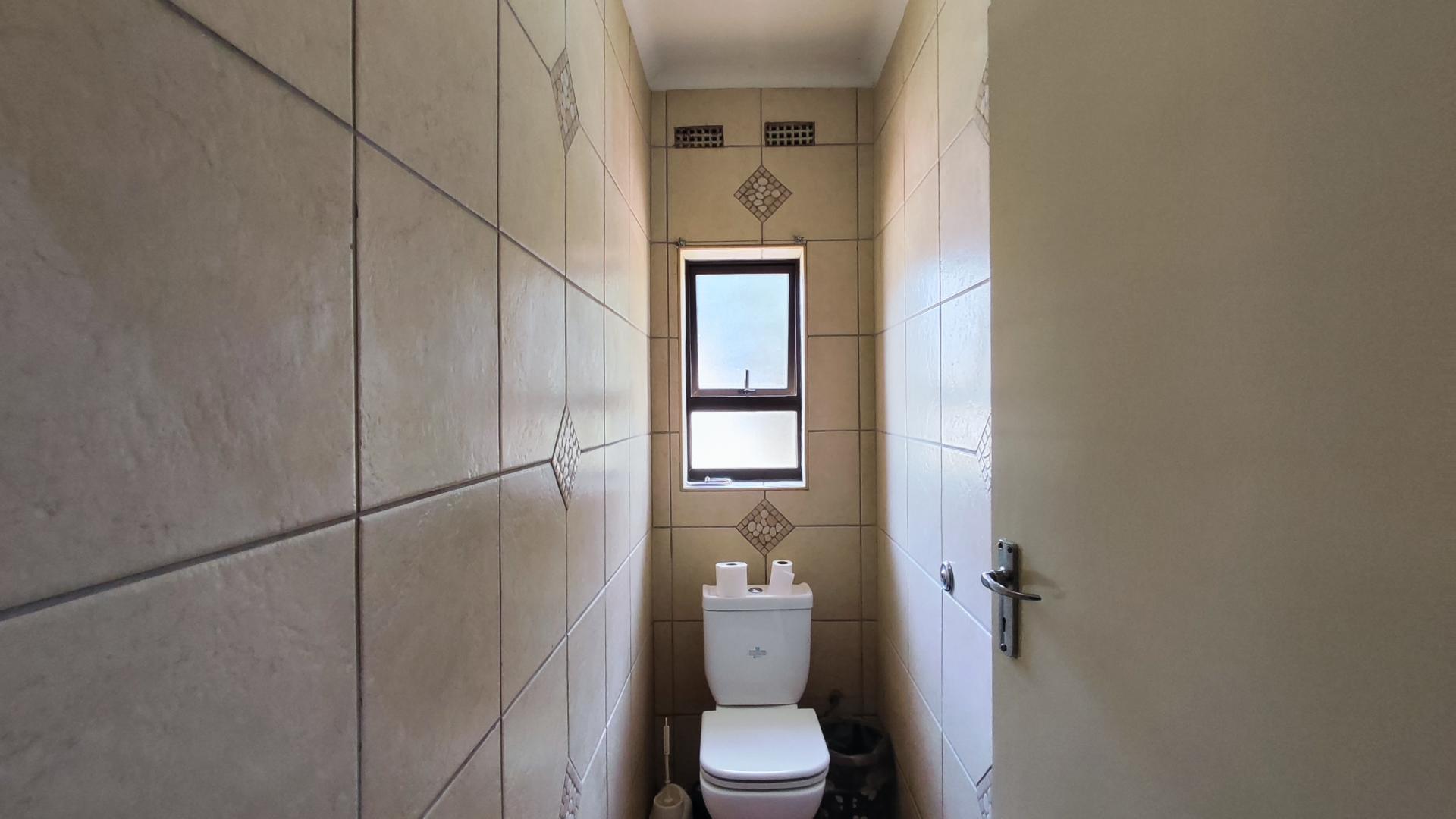 Bathroom 2 - 2 square meters of property in Brackendowns