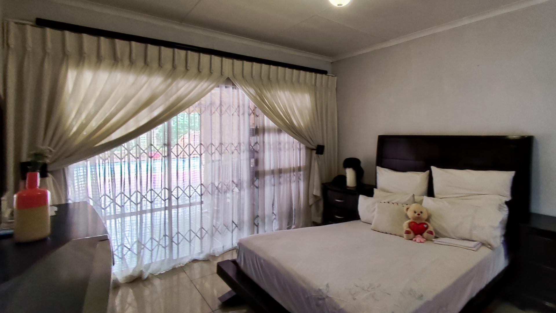 Main Bedroom - 18 square meters of property in Brackendowns