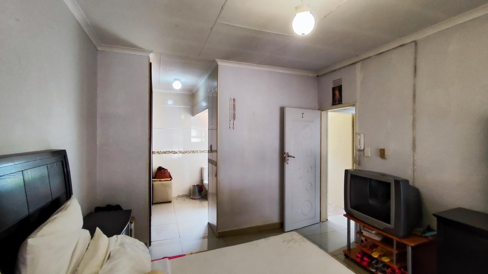 Main Bedroom - 18 square meters of property in Brackendowns