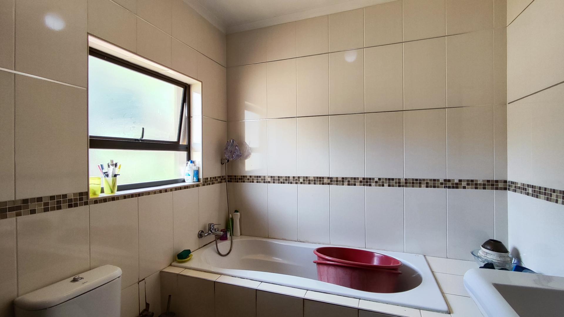 Main Bathroom - 4 square meters of property in Brackendowns
