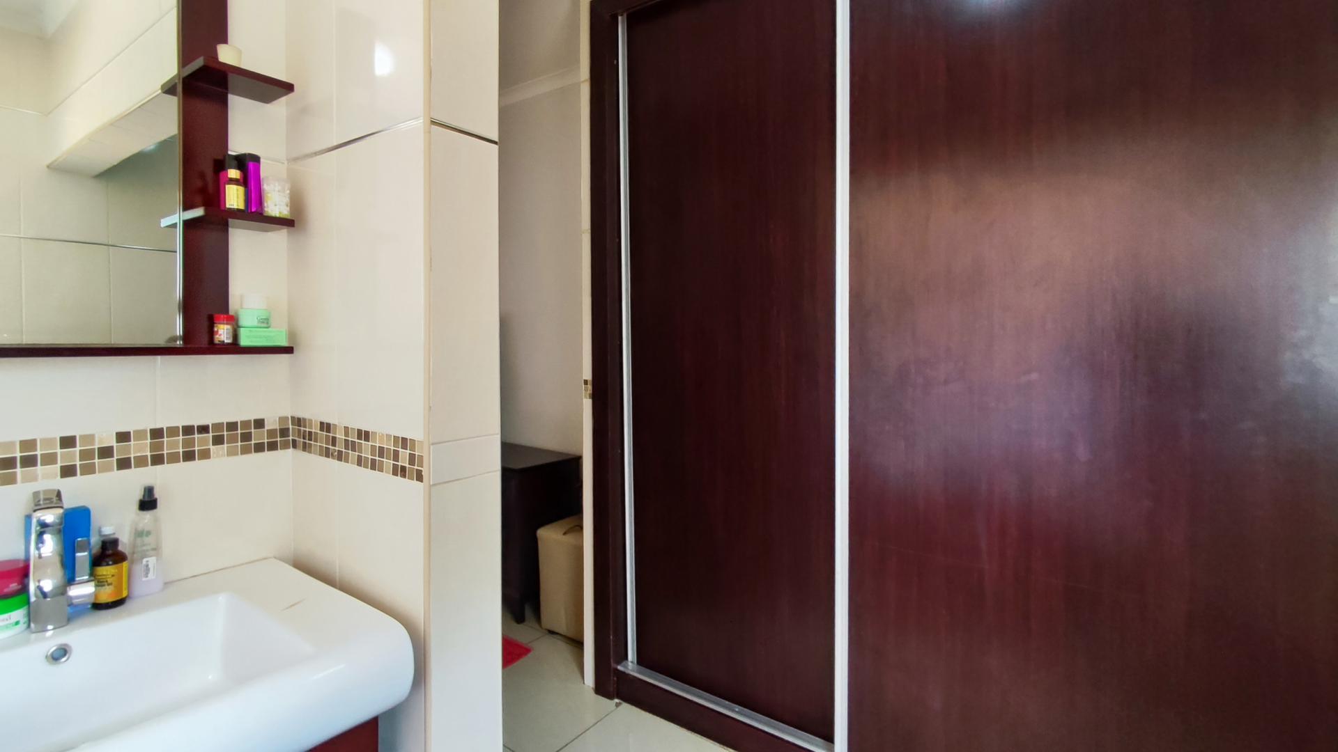 Main Bathroom - 4 square meters of property in Brackendowns