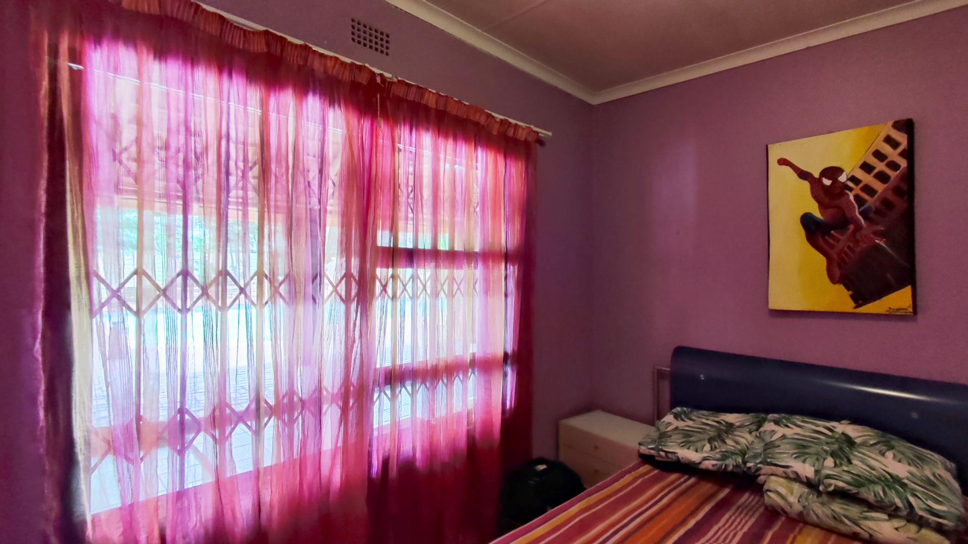 Bed Room 2 - 11 square meters of property in Brackendowns