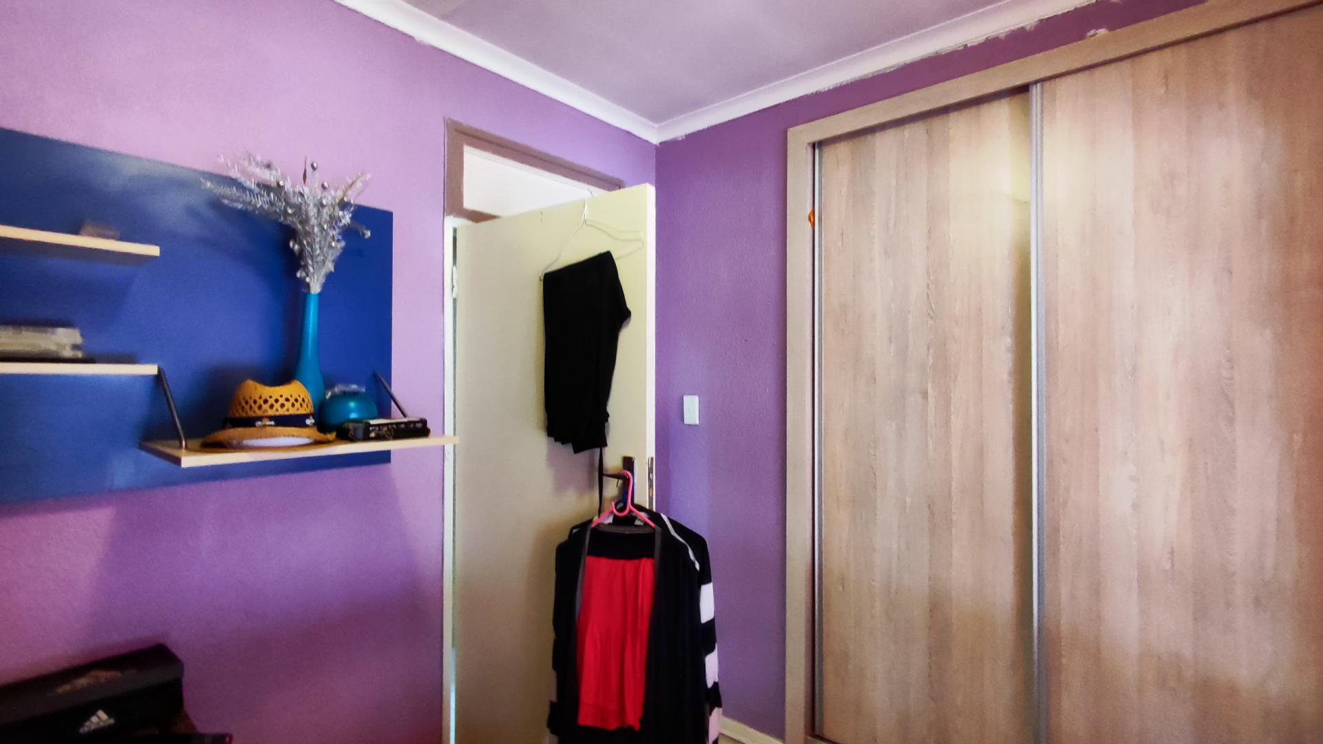 Bed Room 2 - 11 square meters of property in Brackendowns