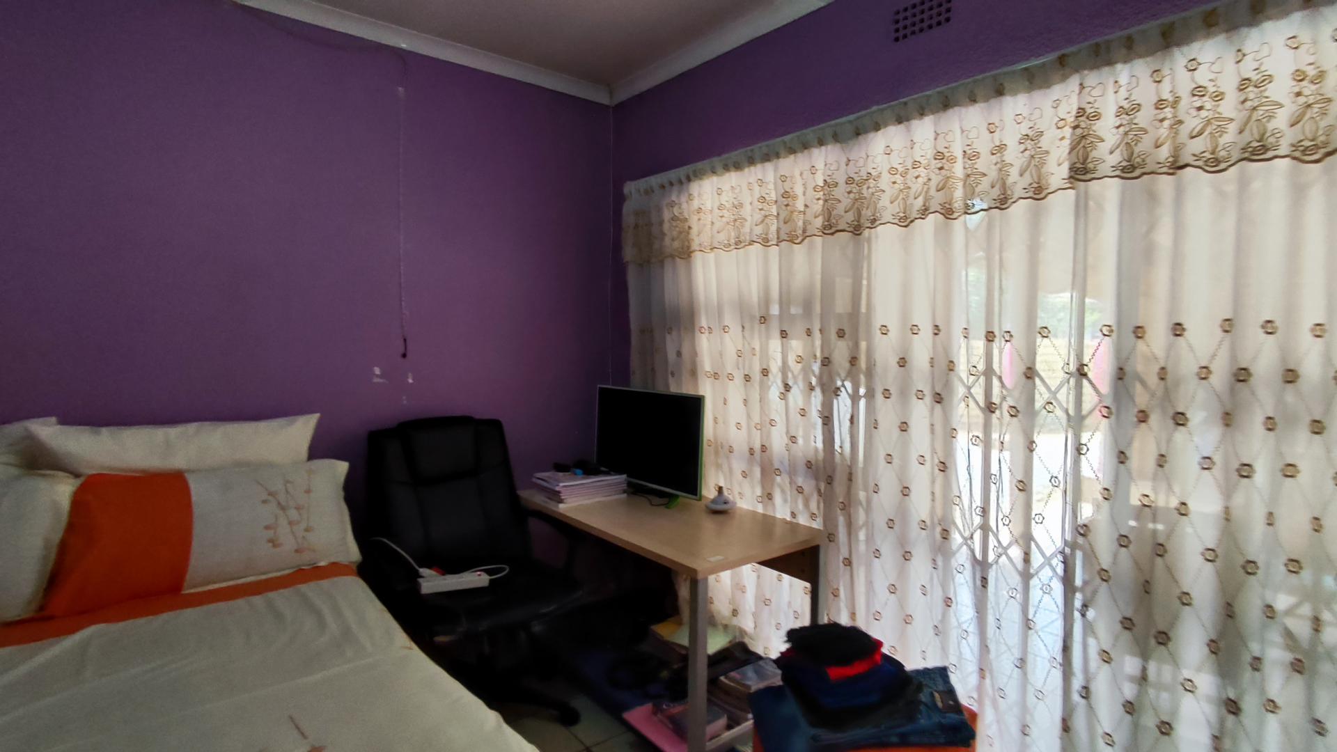 Bed Room 3 - 10 square meters of property in Brackendowns