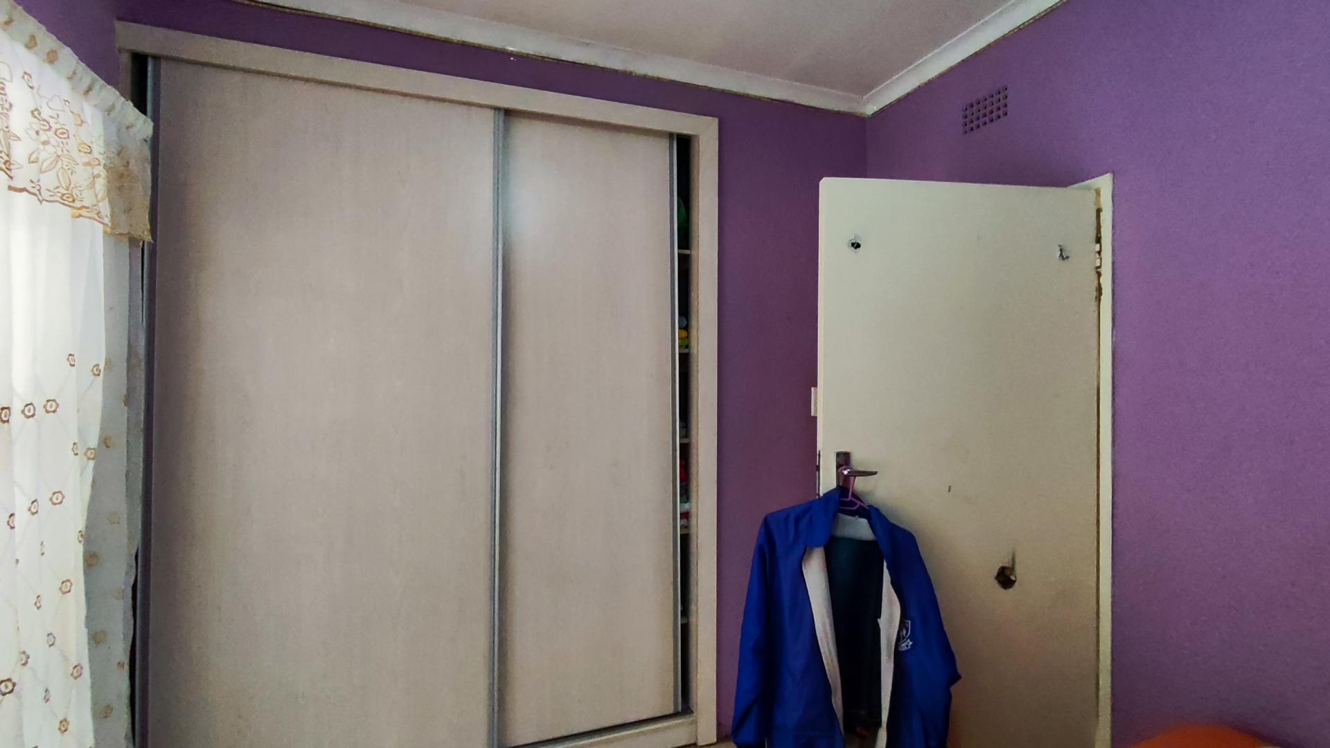 Bed Room 3 - 10 square meters of property in Brackendowns