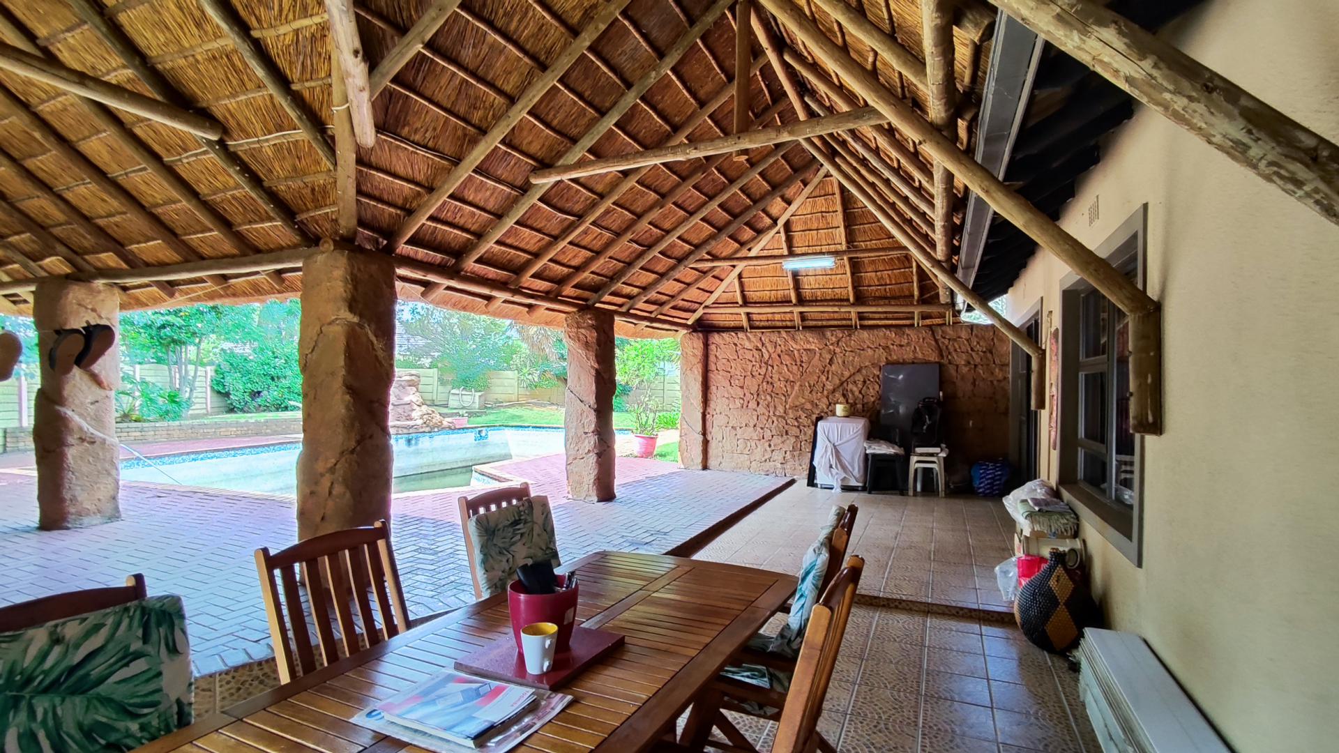 Patio - 77 square meters of property in Brackendowns