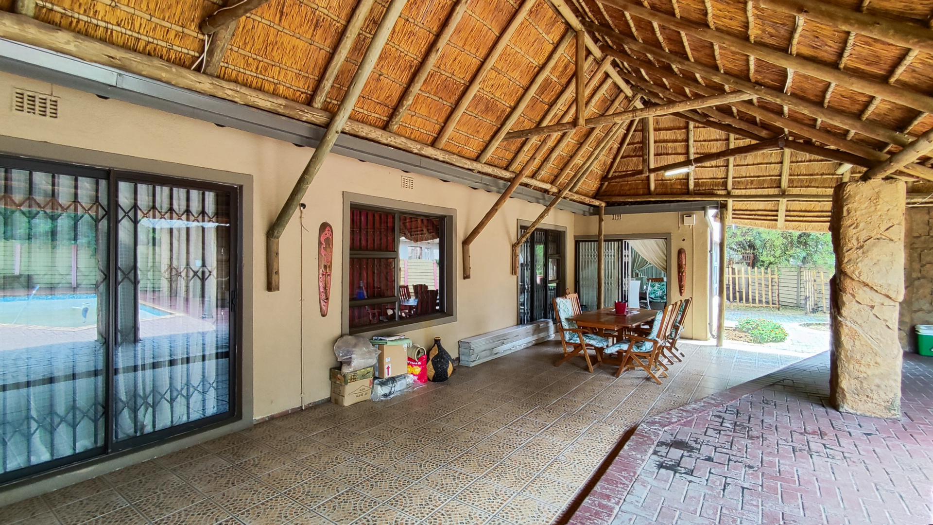 Patio - 77 square meters of property in Brackendowns