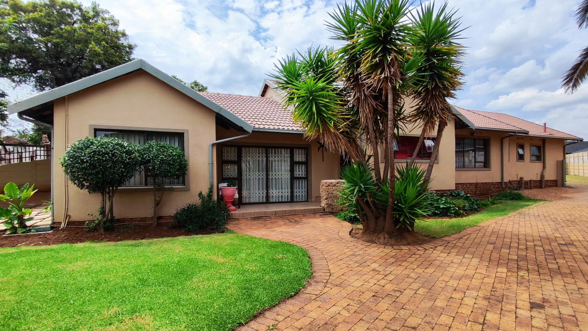 Front View of property in Brackendowns