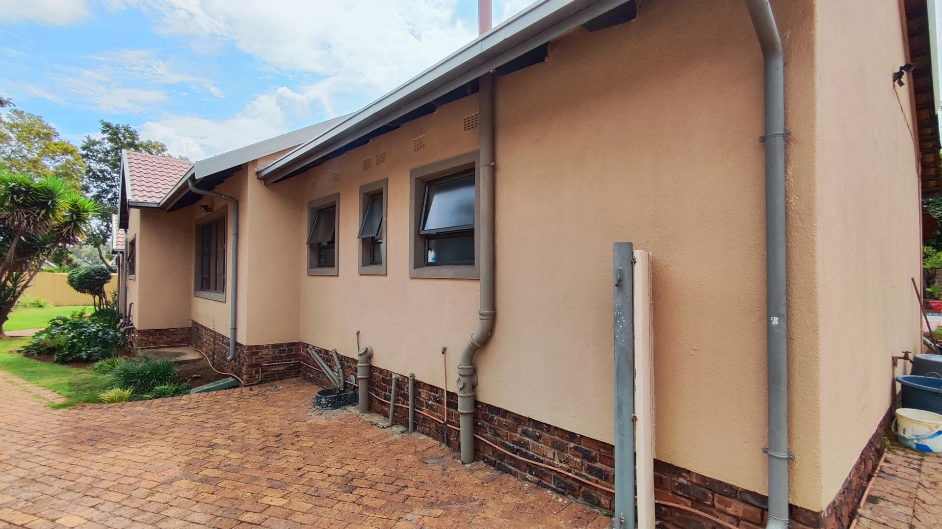 Front View of property in Brackendowns