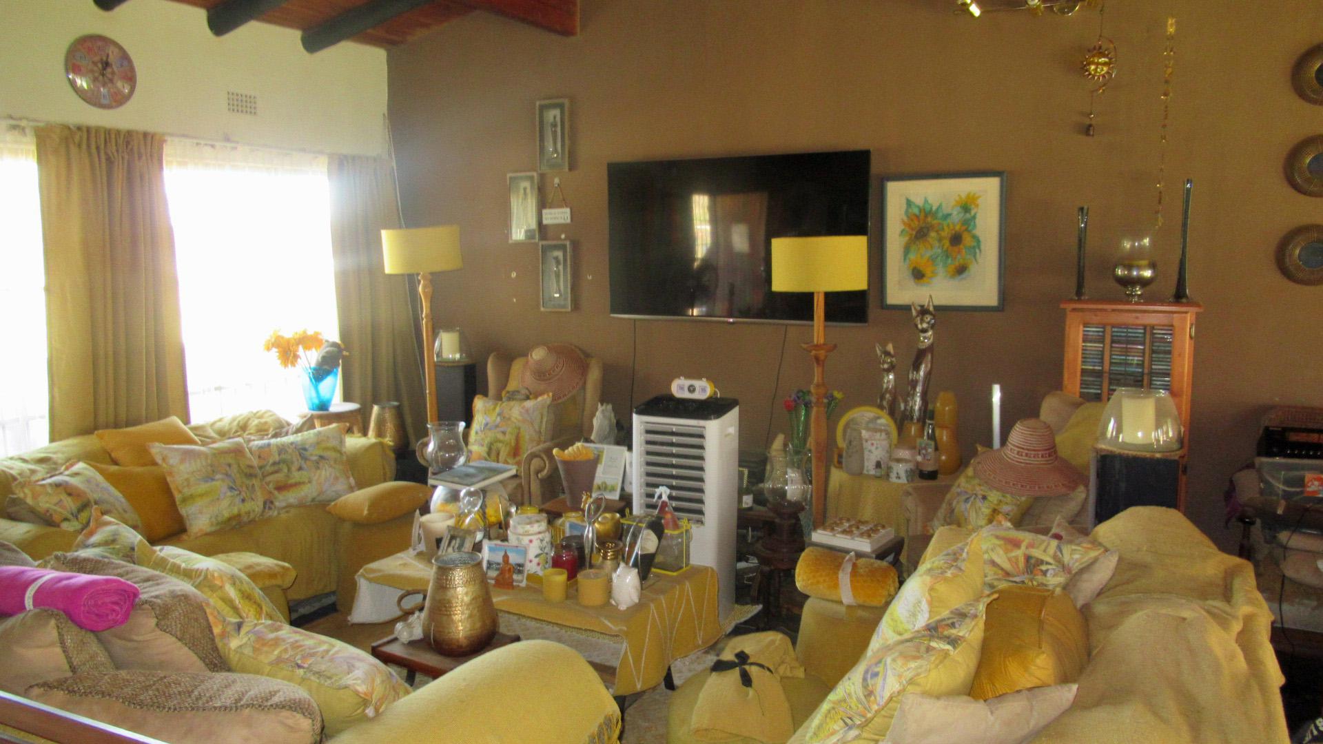 Lounges - 32 square meters of property in Walkers Fruit Farms SH