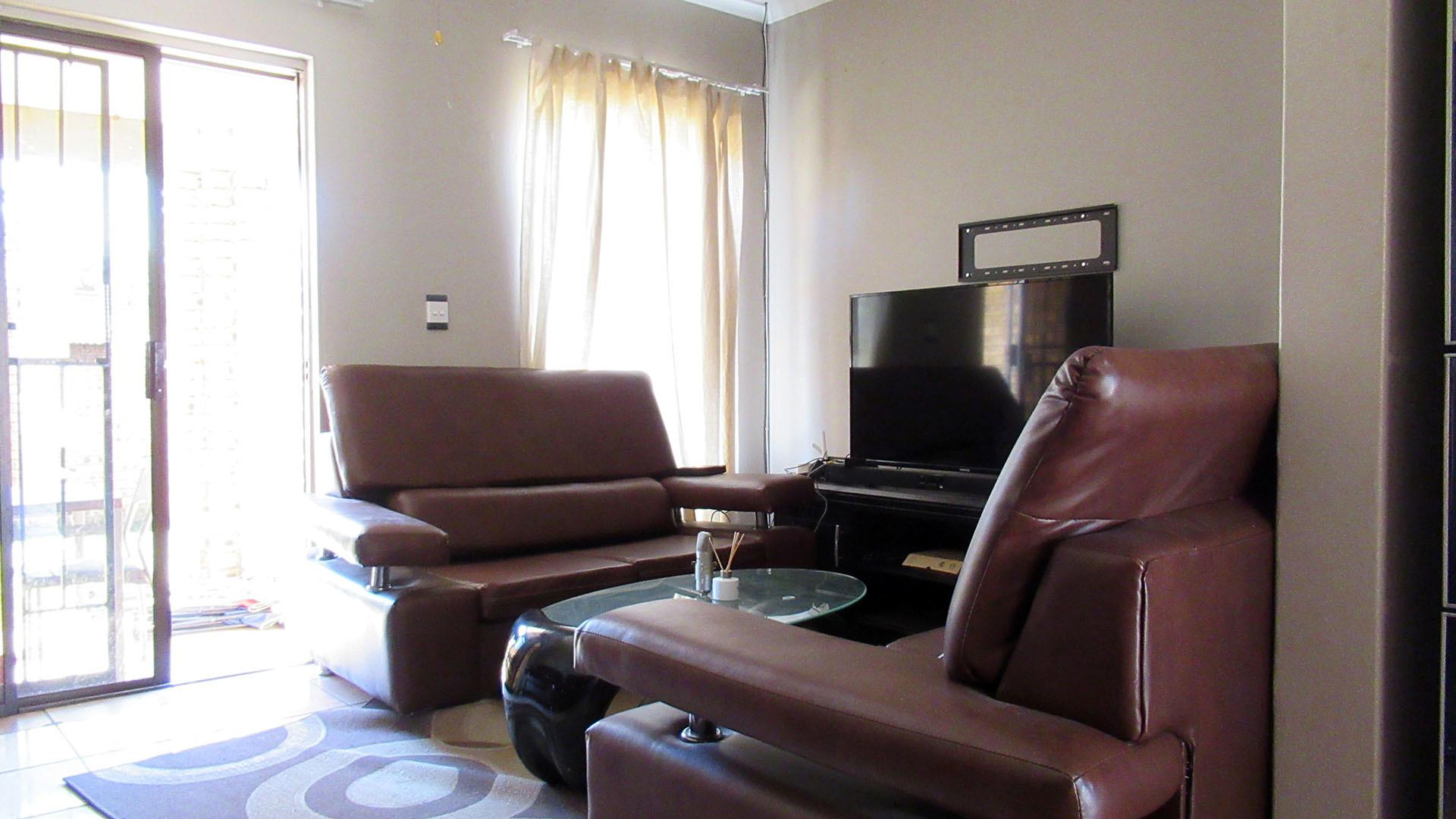 Lounges - 19 square meters of property in Meyerton