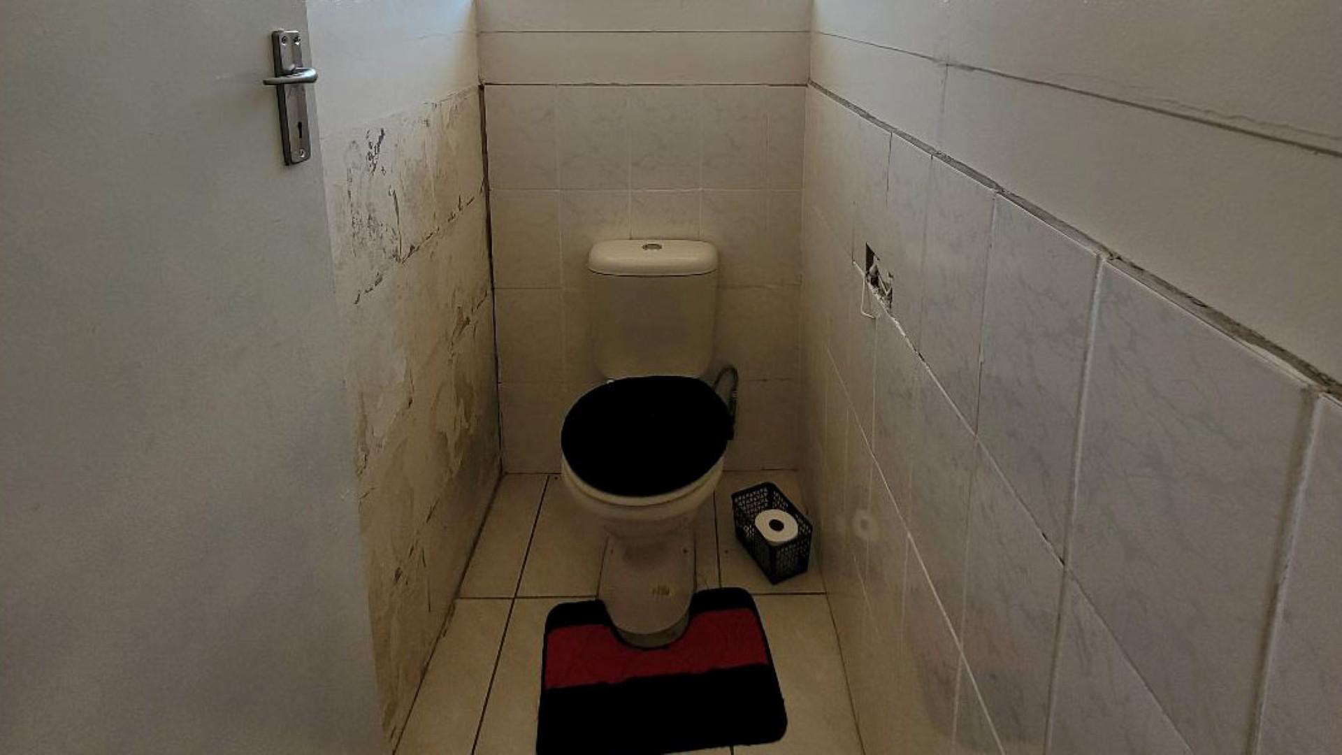 Bathroom 1 of property in Welkom