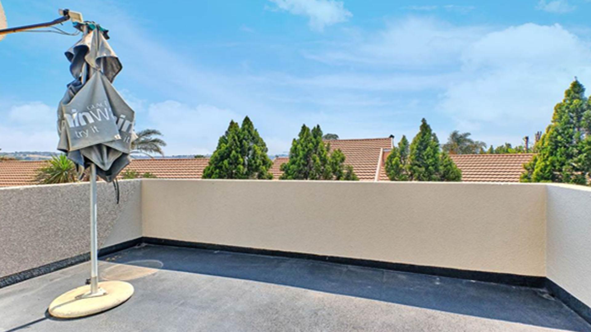 Balcony - 13 square meters of property in Barbeque Downs