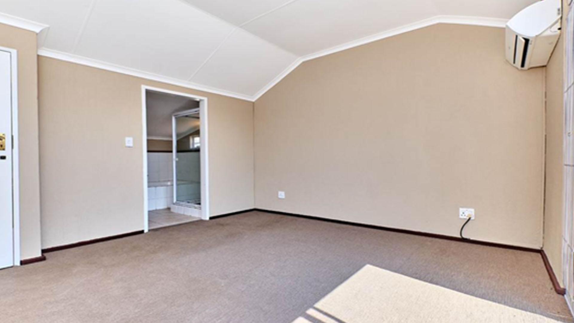 Main Bedroom - 18 square meters of property in Barbeque Downs