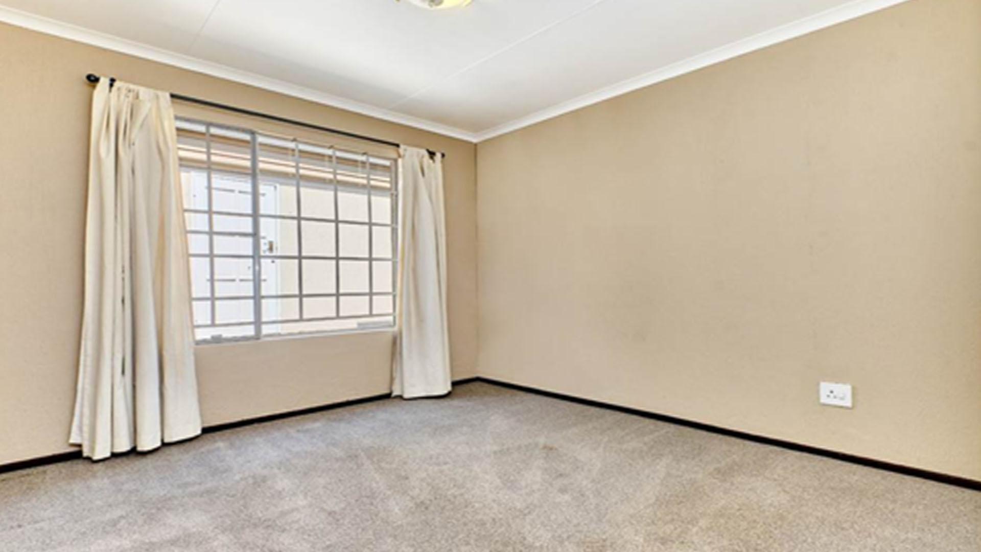 Bed Room 2 - 12 square meters of property in Barbeque Downs