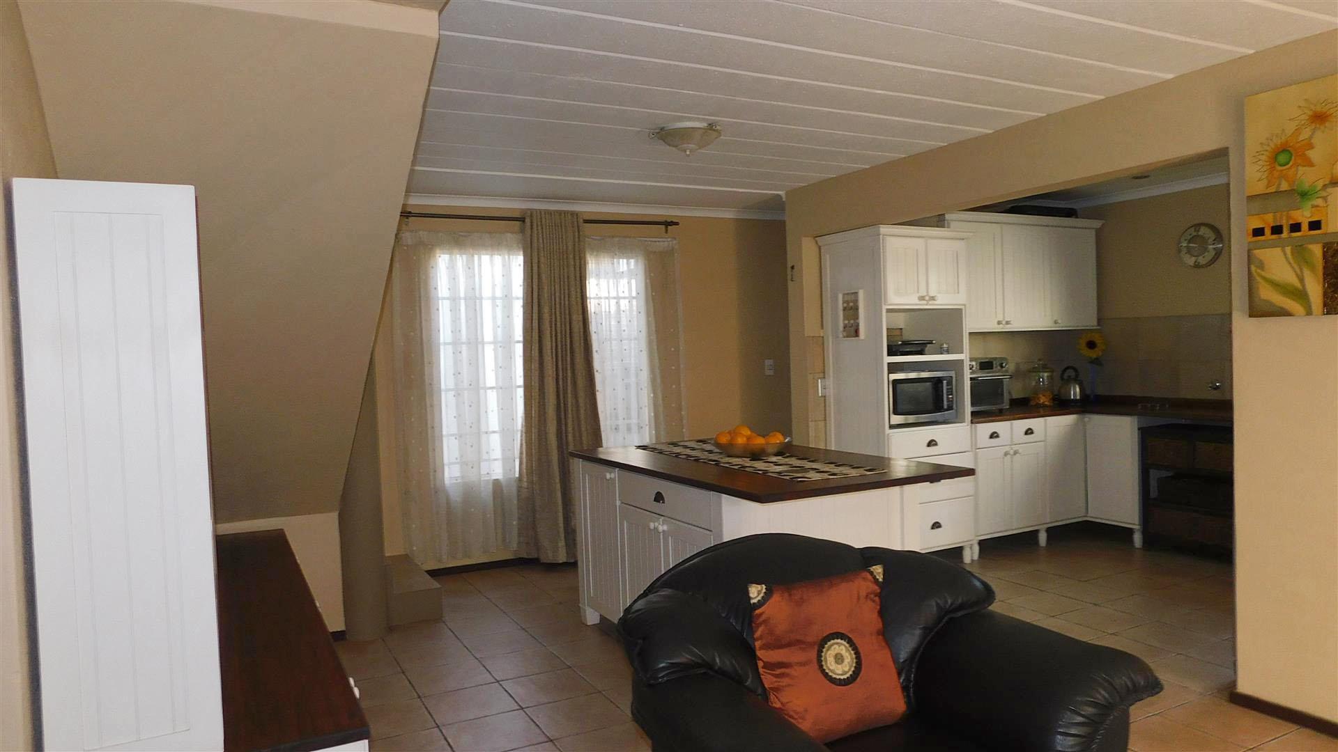 Lounges - 16 square meters of property in Barbeque Downs