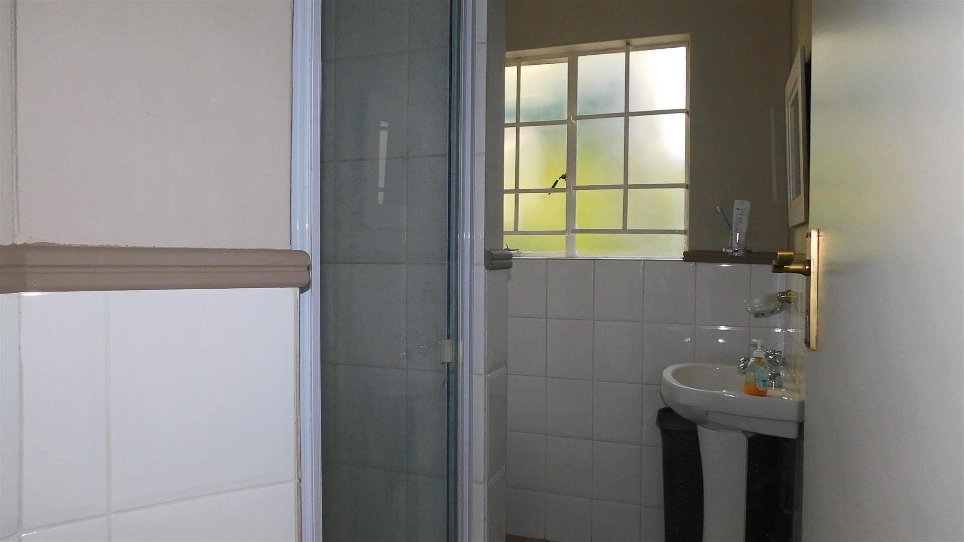 Bathroom 1 - 5 square meters of property in Barbeque Downs