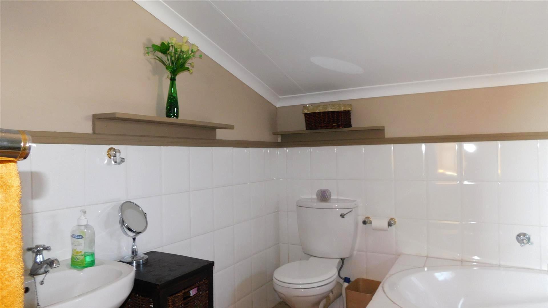 Main Bathroom - 8 square meters of property in Barbeque Downs
