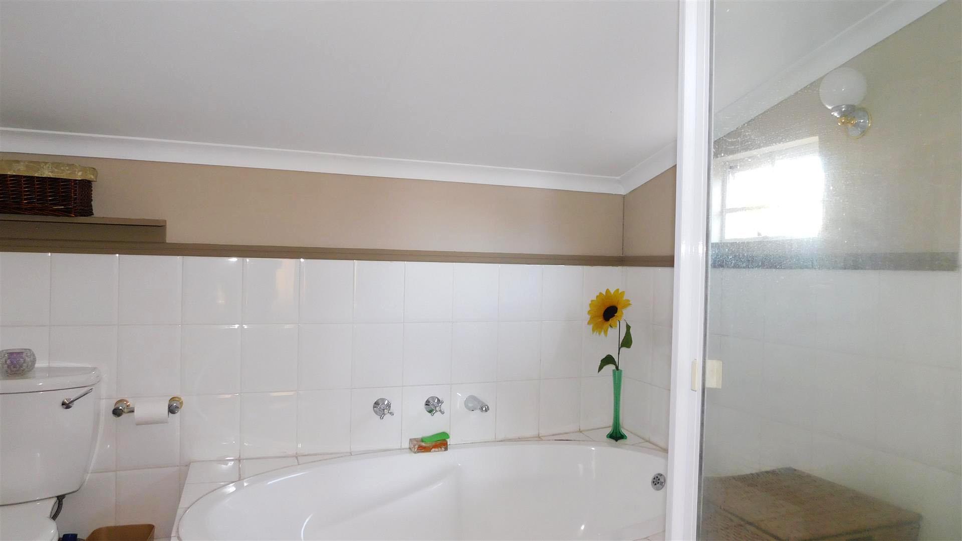 Main Bedroom - 18 square meters of property in Barbeque Downs