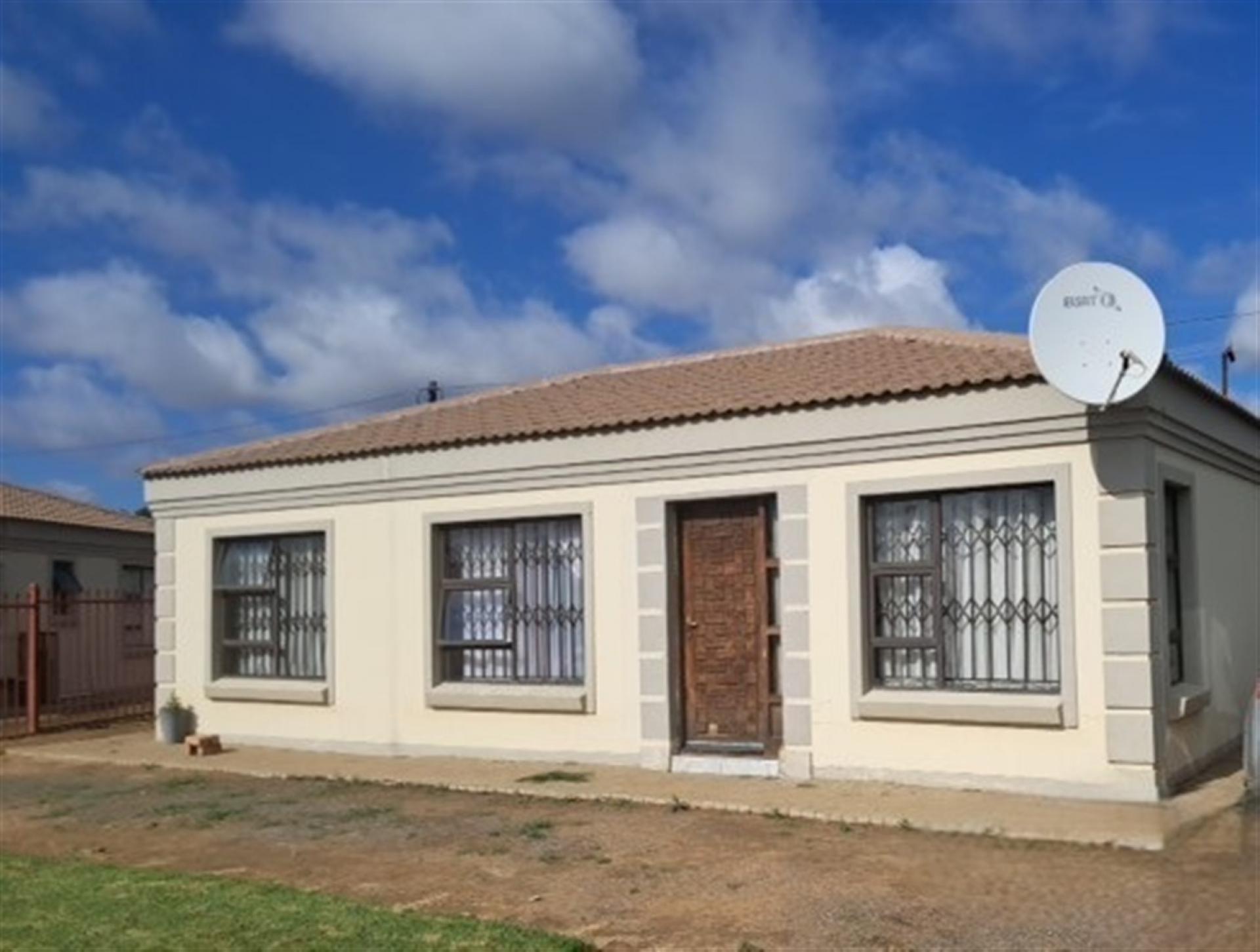 Front View of property in Heidedal