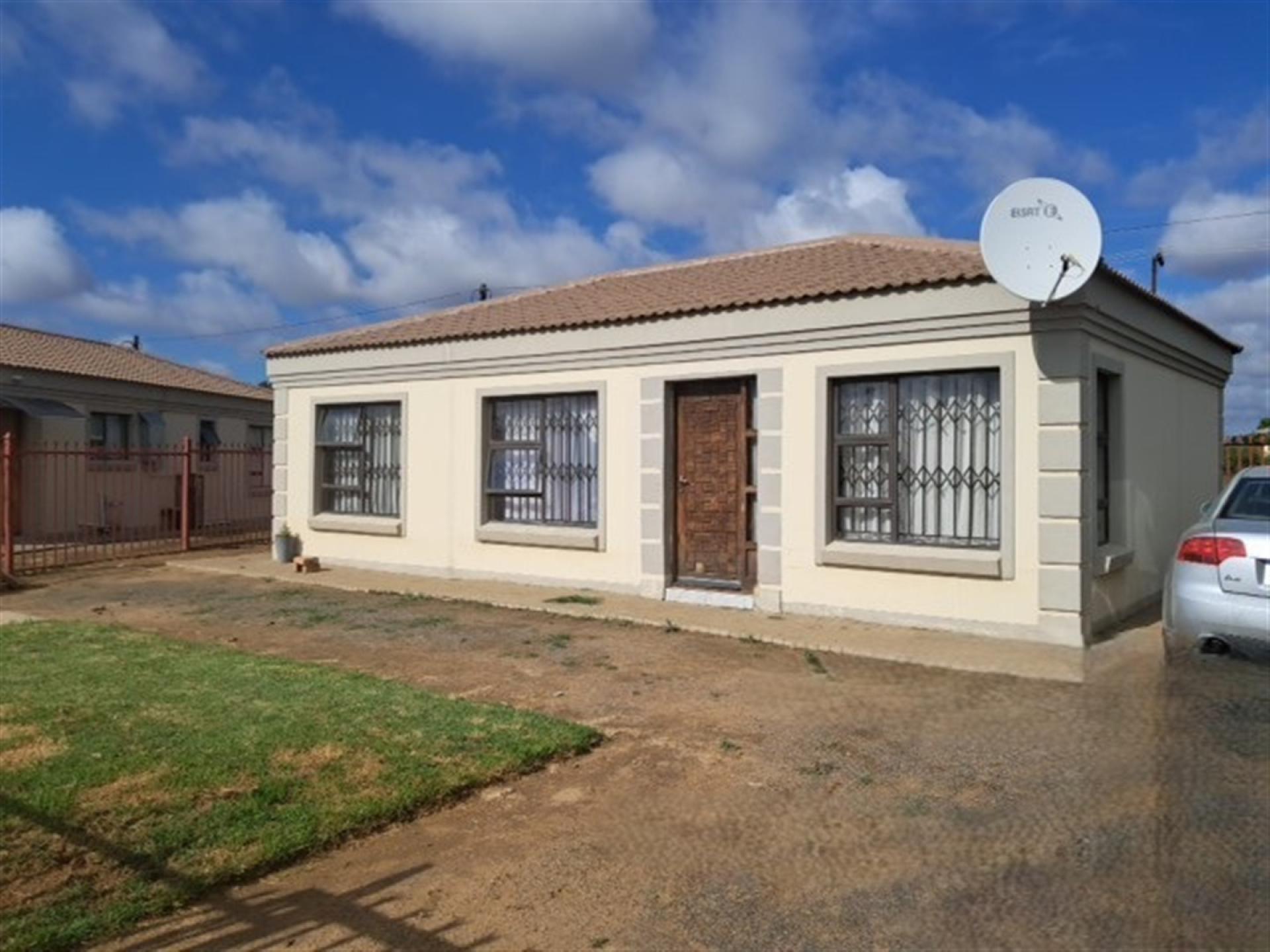 Front View of property in Heidedal