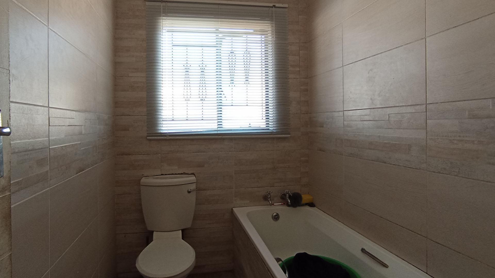 Main Bathroom - 5 square meters of property in Clayville