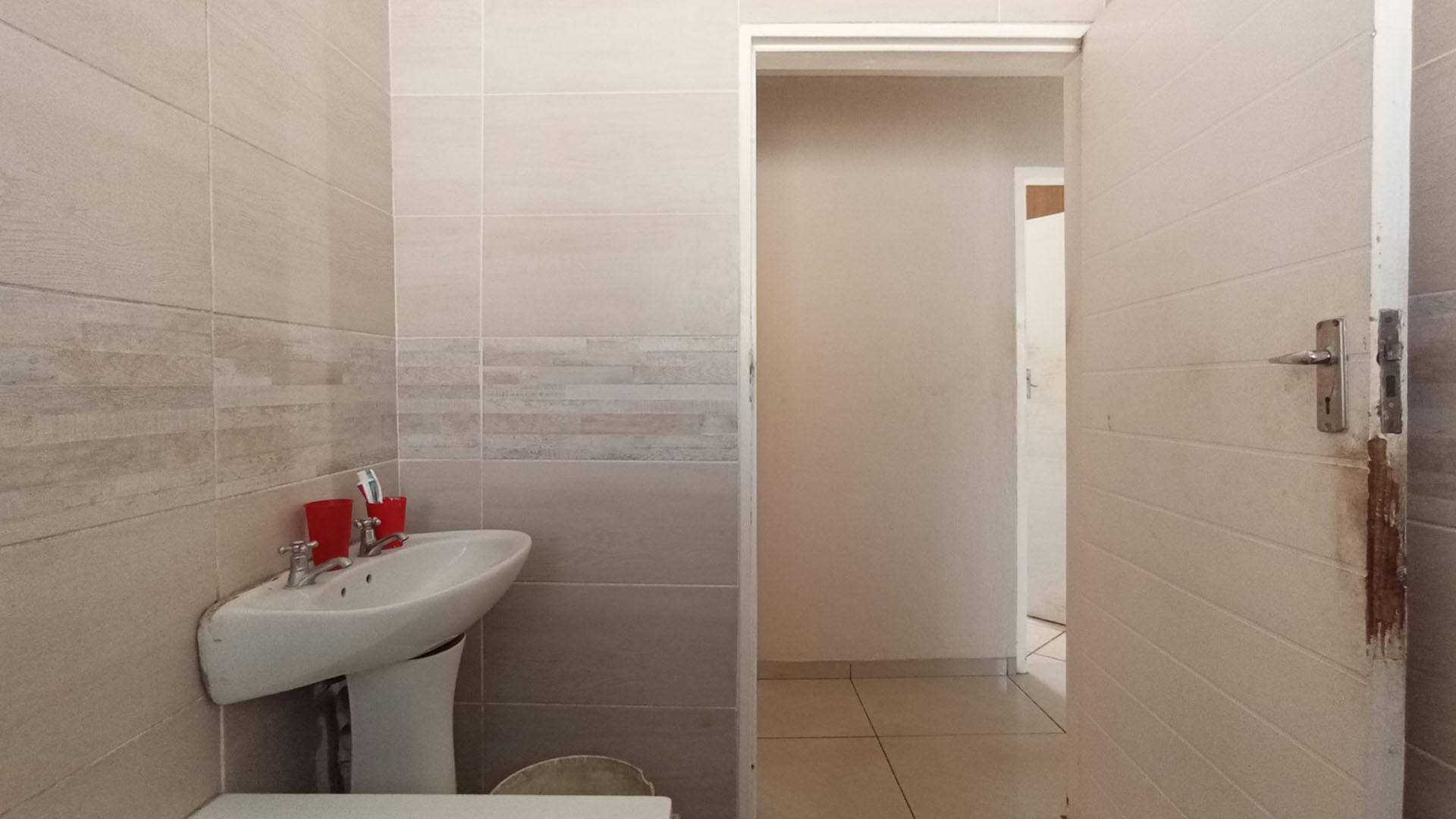 Bathroom 1 - 5 square meters of property in Clayville