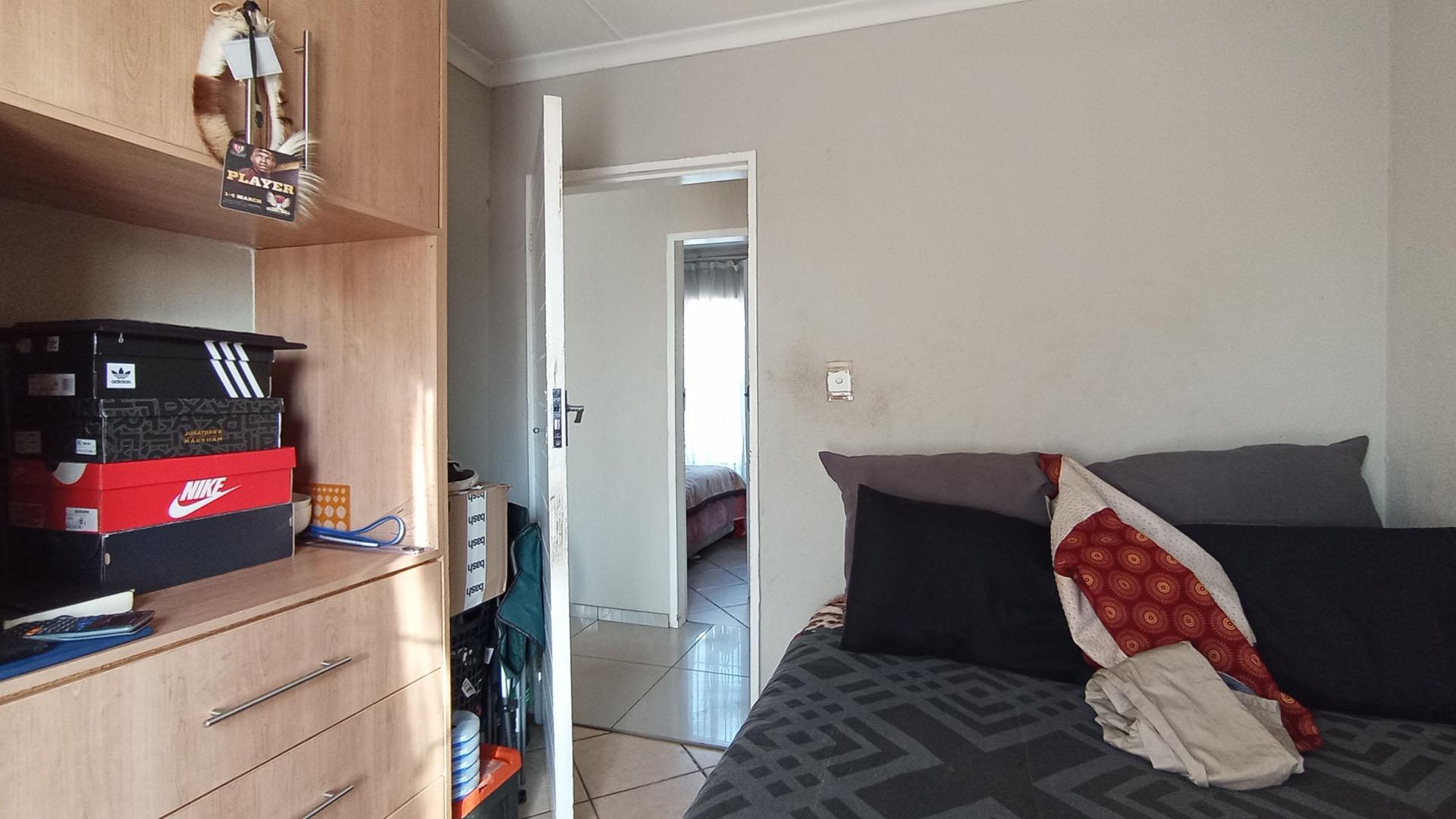 Bed Room 2 - 9 square meters of property in Clayville