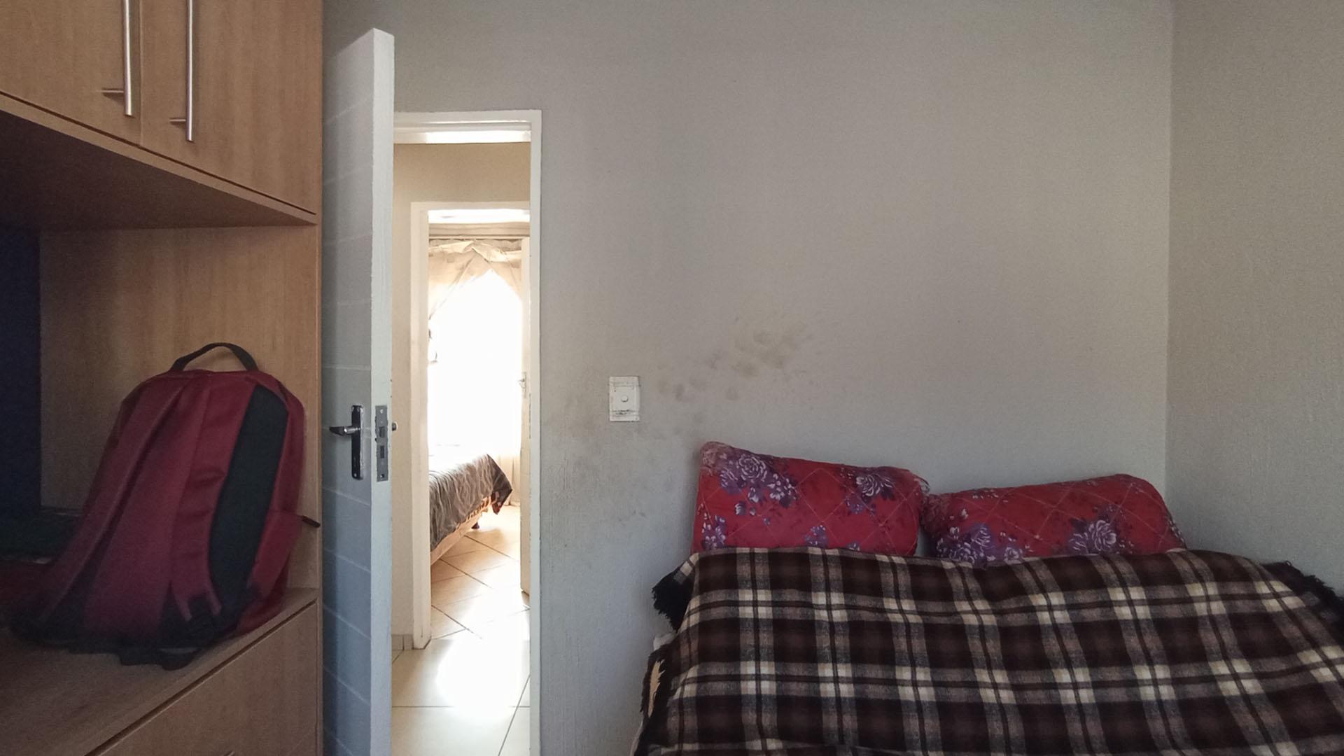 Bed Room 1 - 8 square meters of property in Clayville