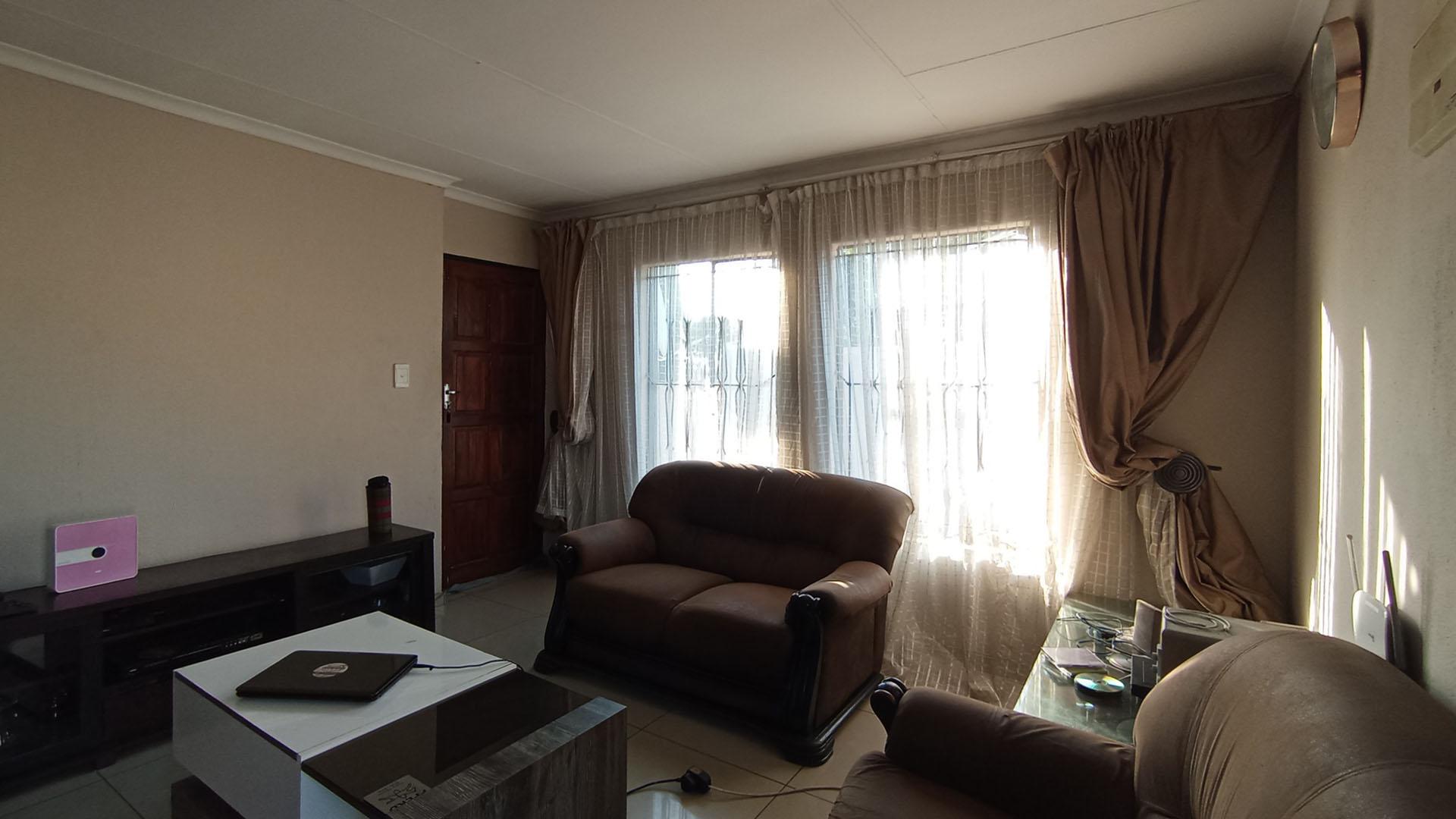 Lounges - 22 square meters of property in Clayville