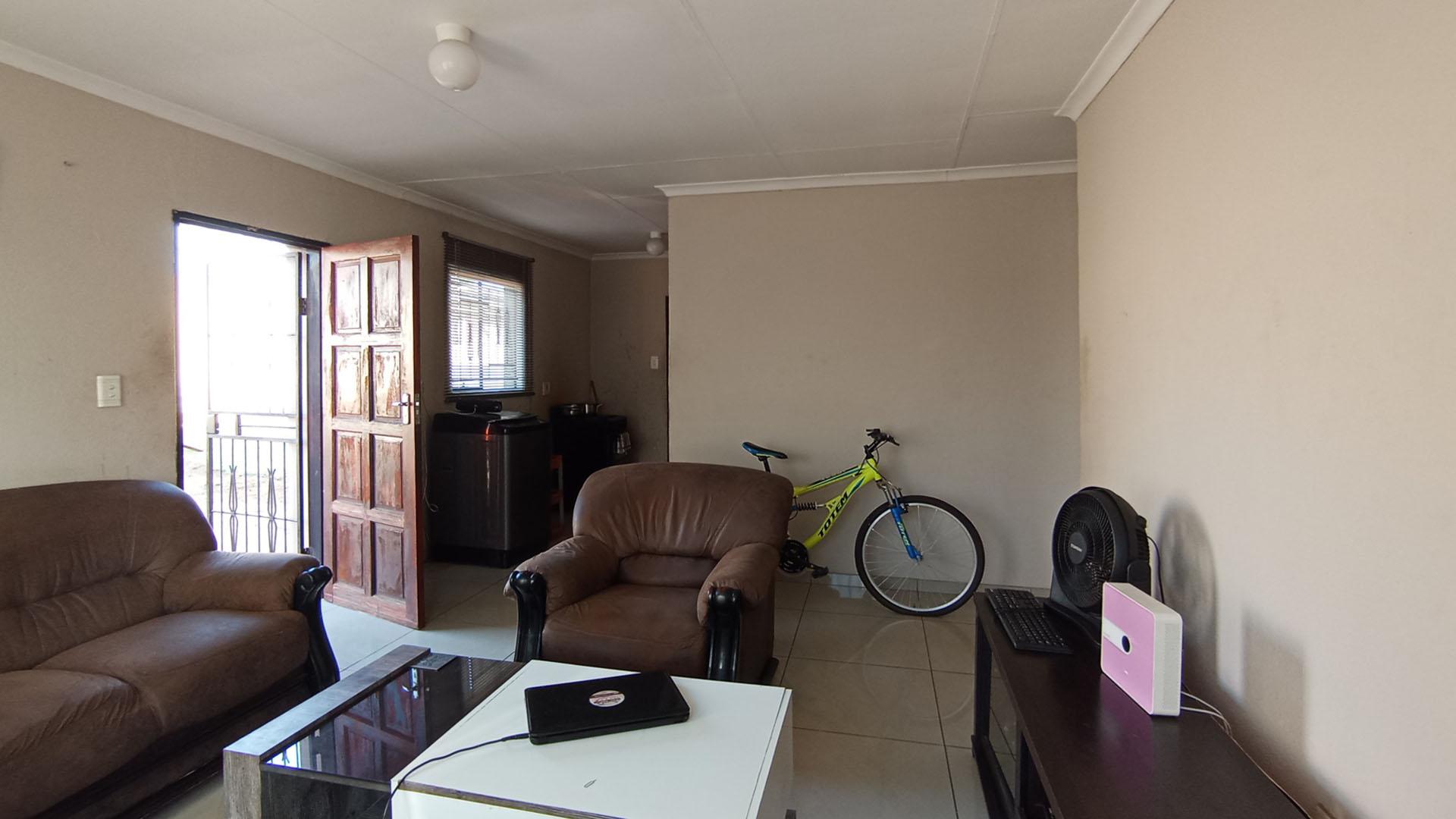 Lounges - 22 square meters of property in Clayville