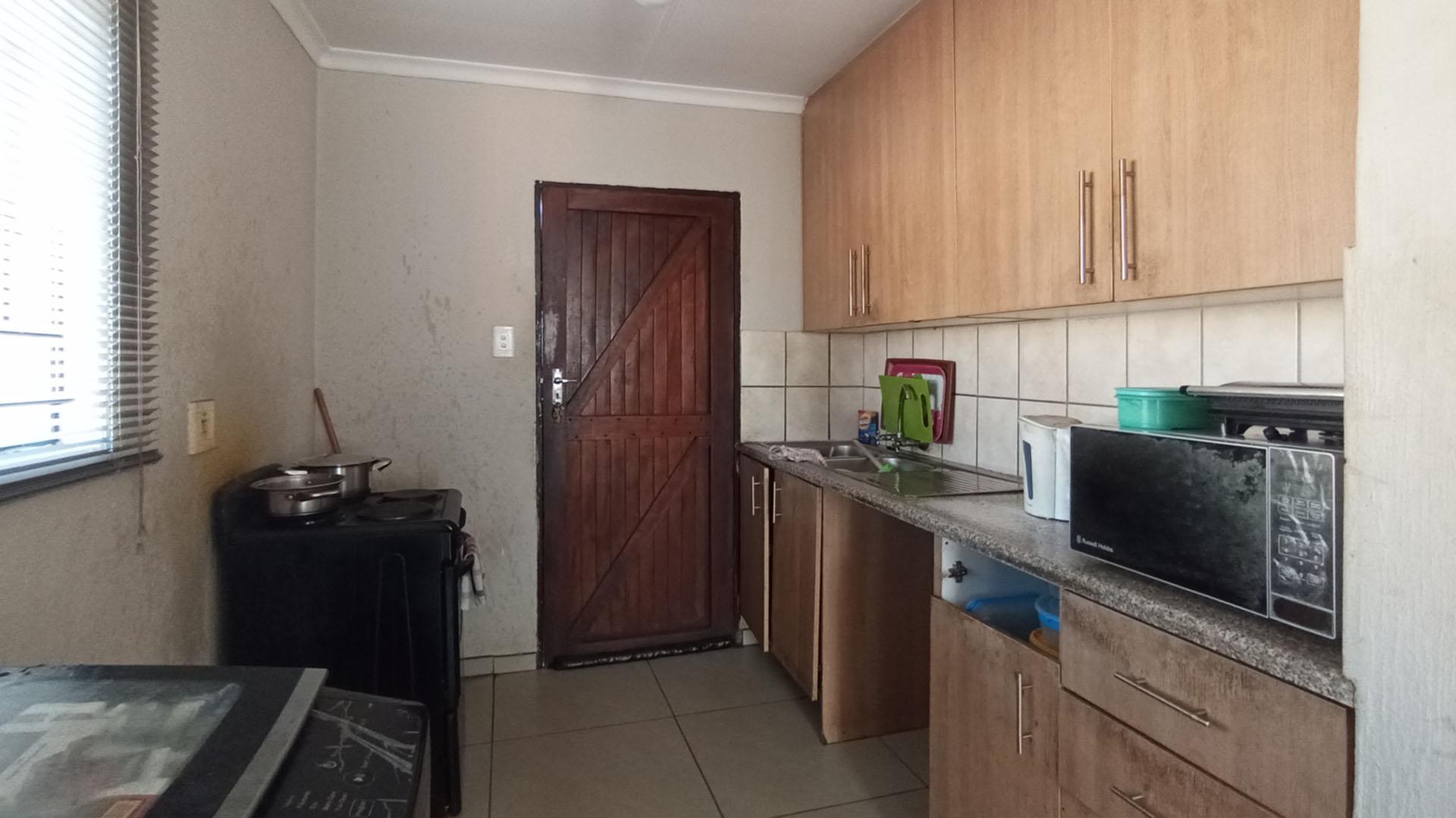 Kitchen - 6 square meters of property in Clayville